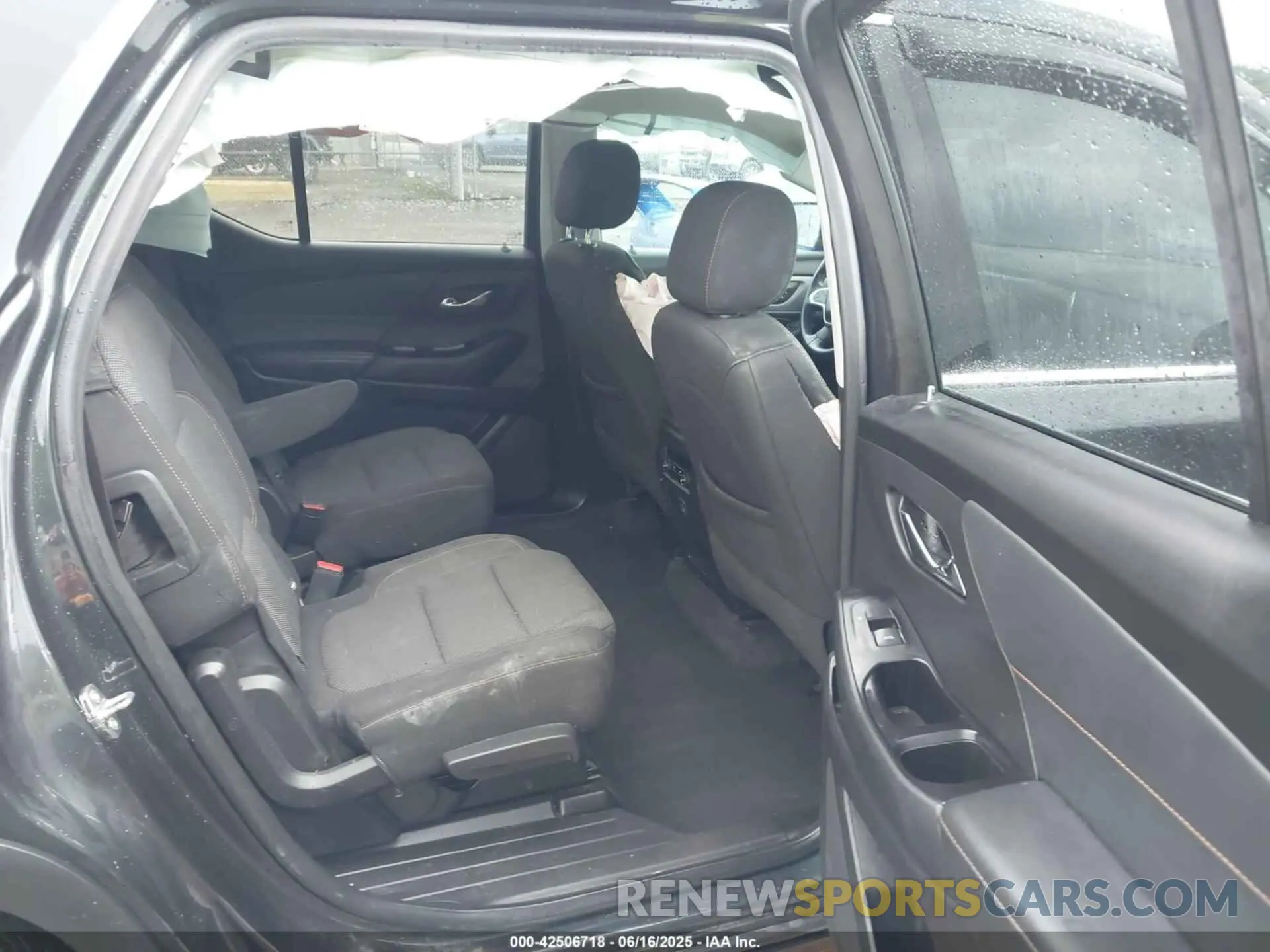 8 Photograph of a damaged car 1GNEVGKW8LJ270715 CHEVROLET TRAVERSE 2020