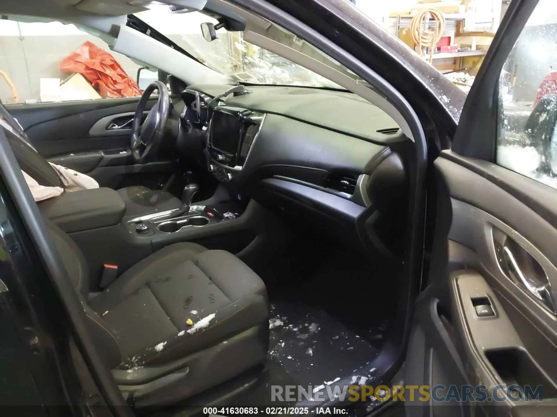 5 Photograph of a damaged car 1GNEVGKW9LJ304449 CHEVROLET TRAVERSE 2020