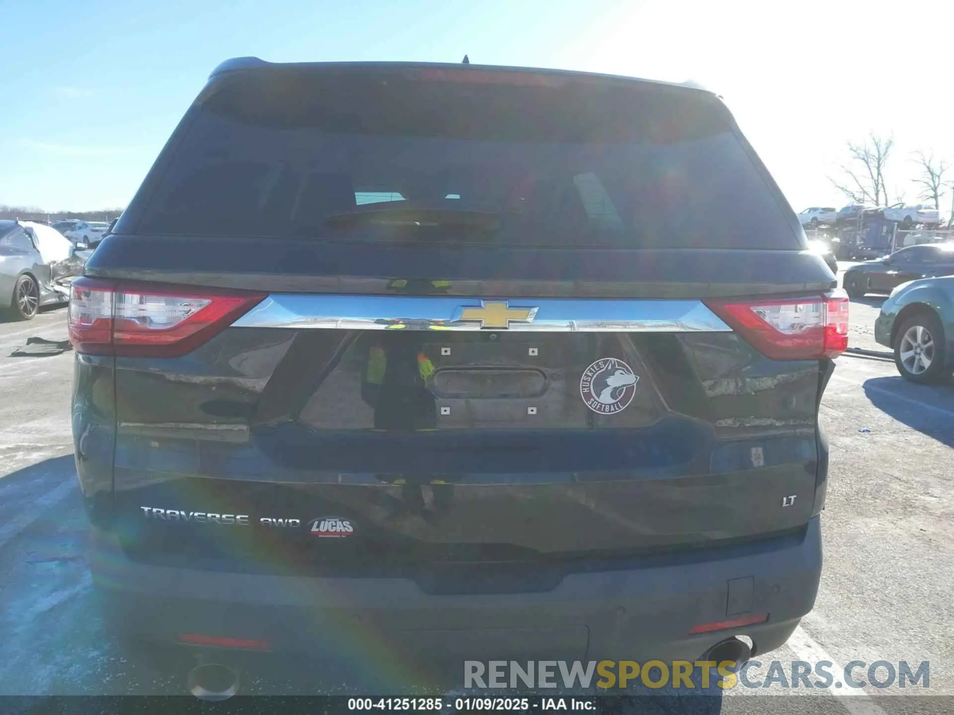 15 Photograph of a damaged car 1GNEVGKWXLJ242835 CHEVROLET TRAVERSE 2020