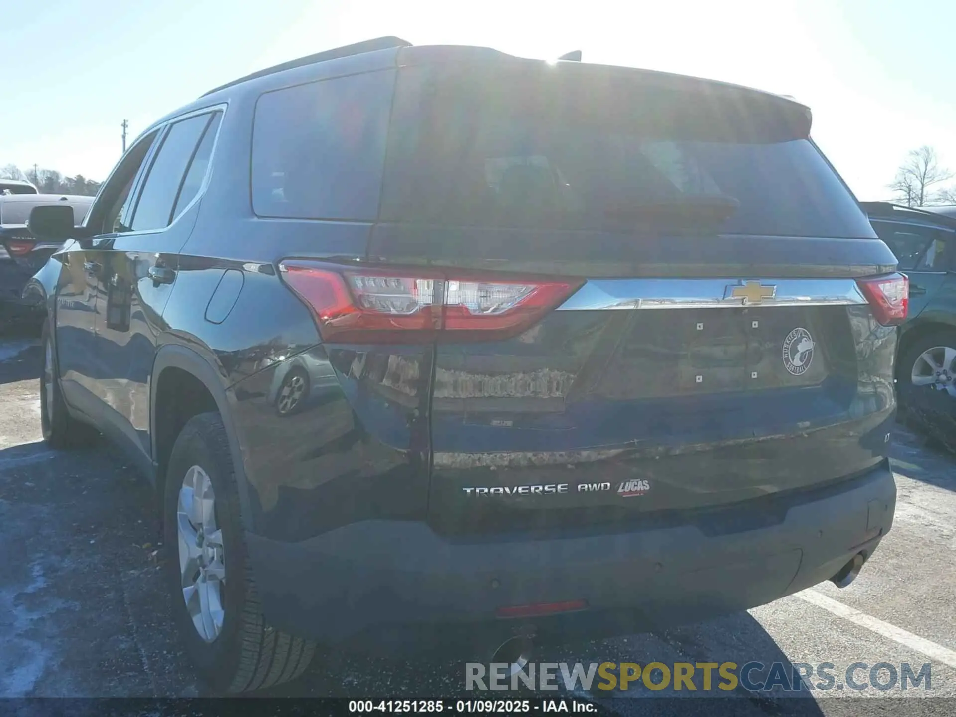 3 Photograph of a damaged car 1GNEVGKWXLJ242835 CHEVROLET TRAVERSE 2020