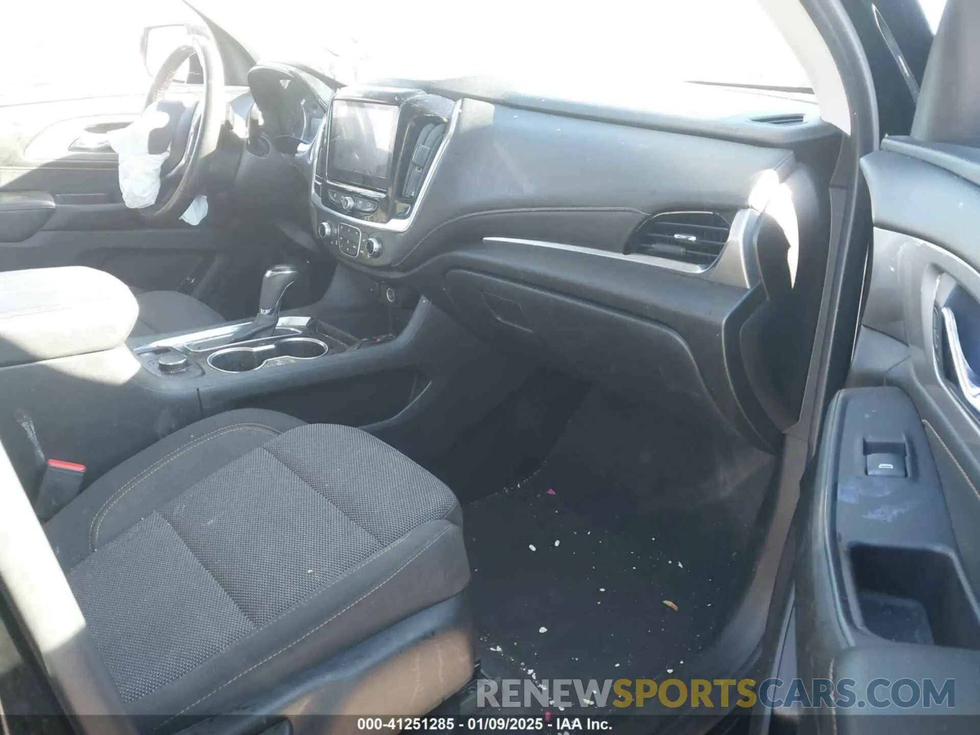 5 Photograph of a damaged car 1GNEVGKWXLJ242835 CHEVROLET TRAVERSE 2020