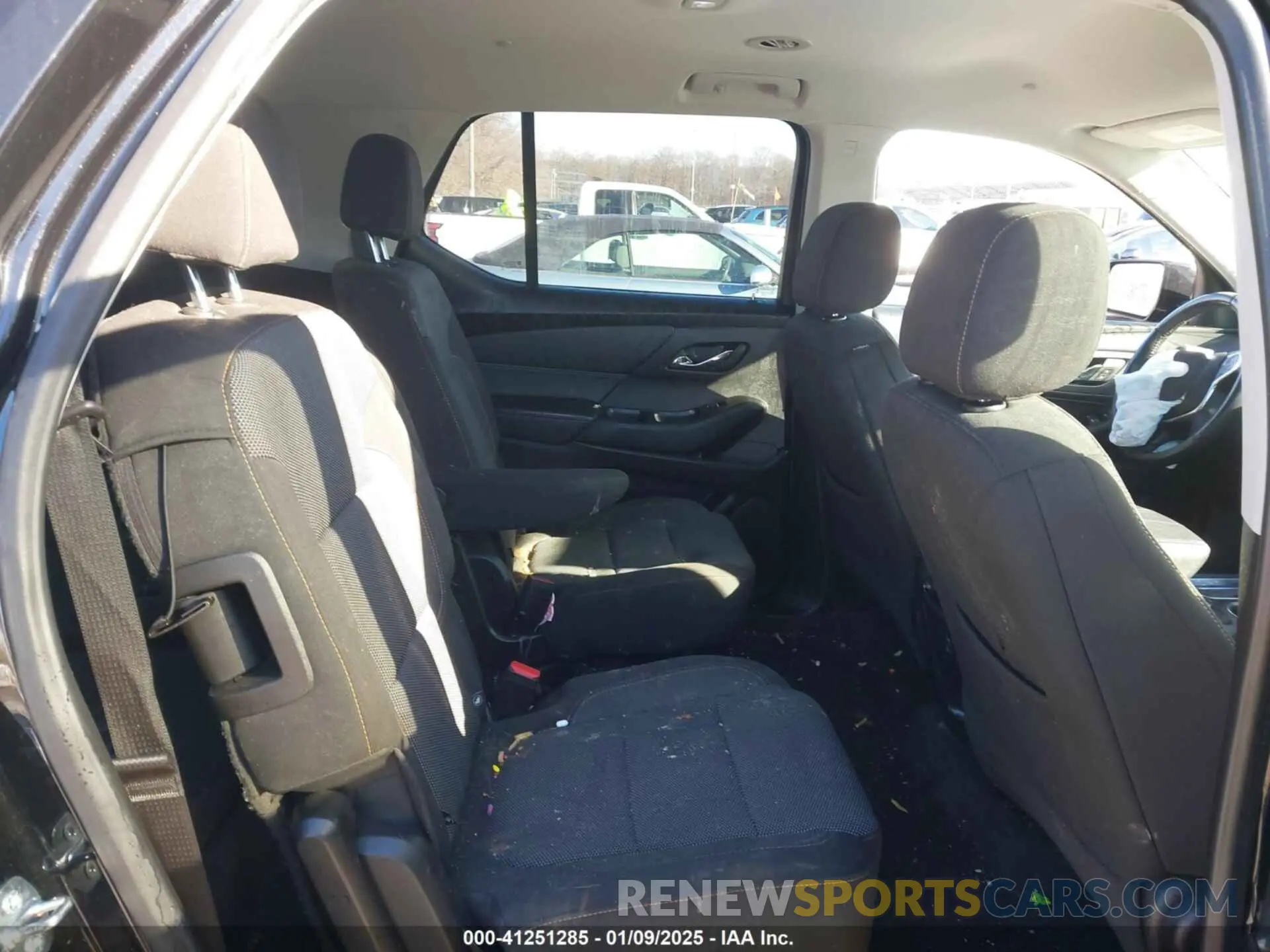 8 Photograph of a damaged car 1GNEVGKWXLJ242835 CHEVROLET TRAVERSE 2020