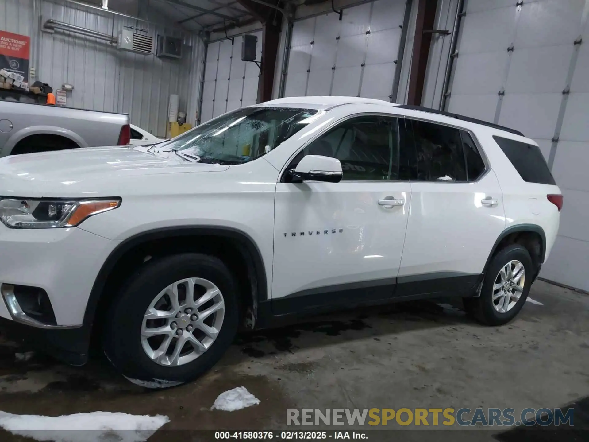 15 Photograph of a damaged car 1GNEVGKWXLJ307361 CHEVROLET TRAVERSE 2020