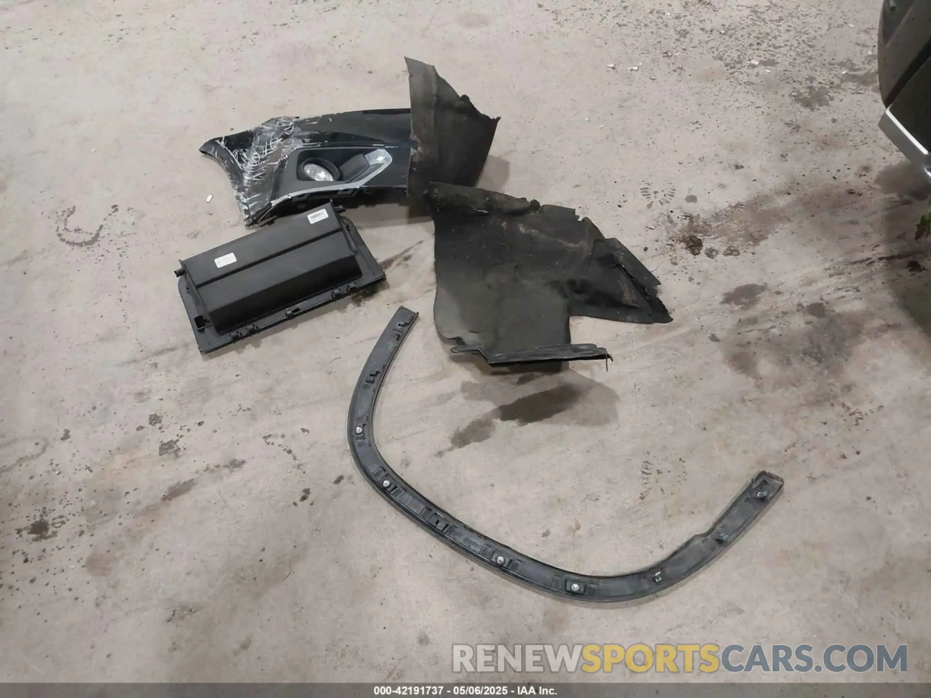 12 Photograph of a damaged car 1GNEVHKW0LJ247077 CHEVROLET TRAVERSE 2020