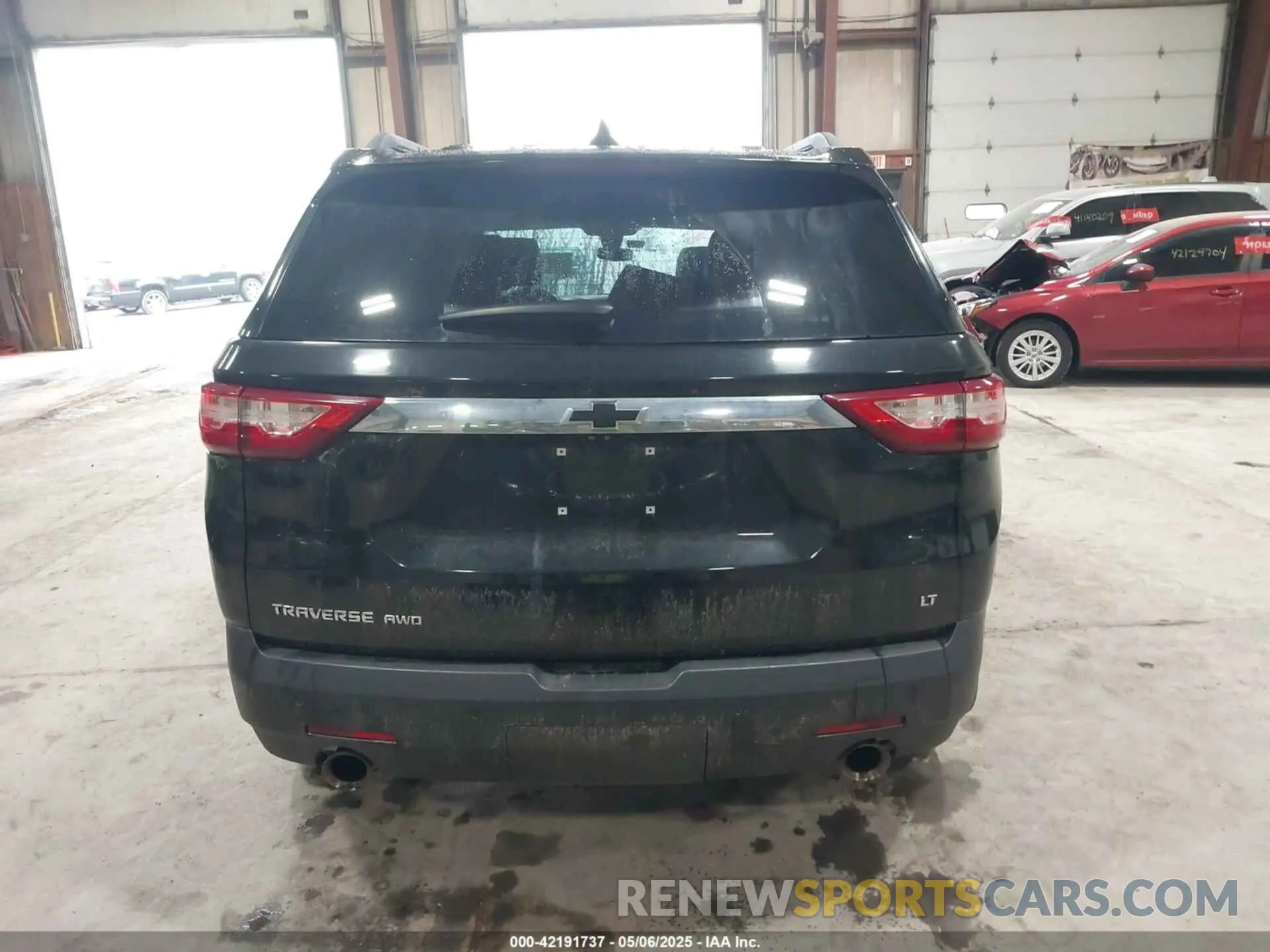 17 Photograph of a damaged car 1GNEVHKW0LJ247077 CHEVROLET TRAVERSE 2020