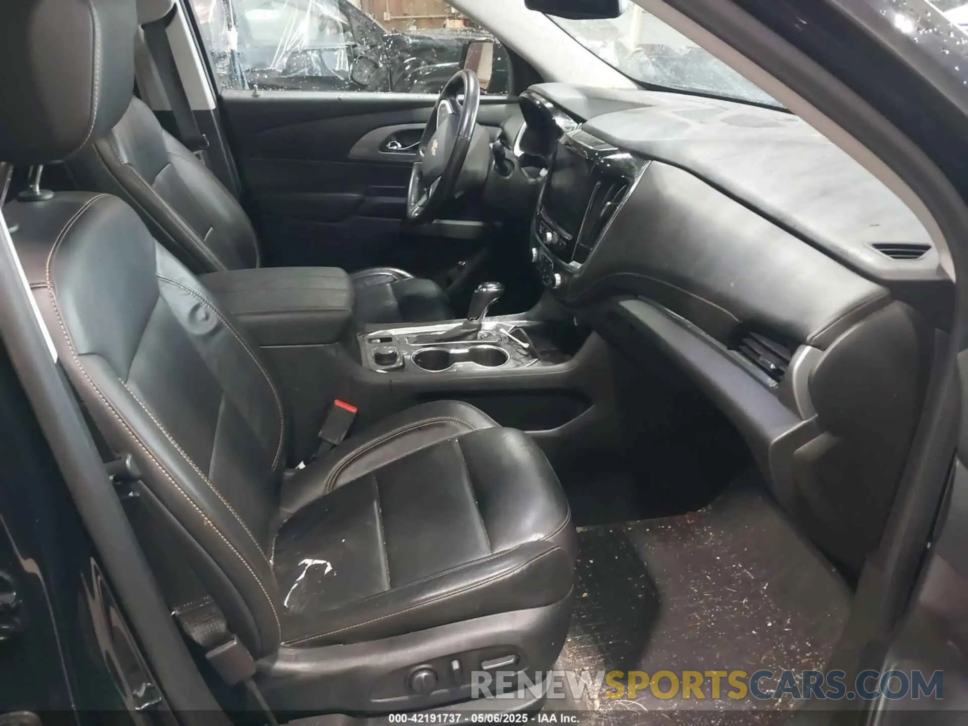 5 Photograph of a damaged car 1GNEVHKW0LJ247077 CHEVROLET TRAVERSE 2020