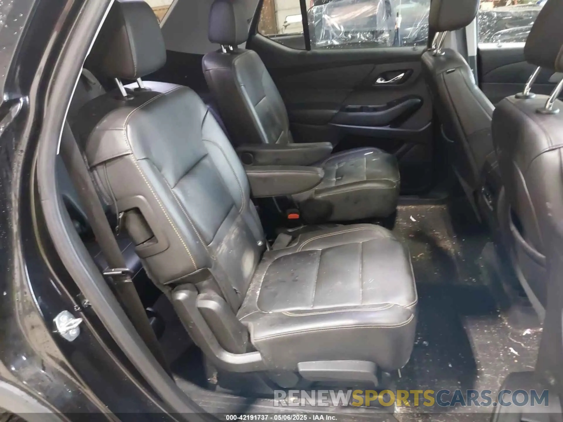 8 Photograph of a damaged car 1GNEVHKW0LJ247077 CHEVROLET TRAVERSE 2020