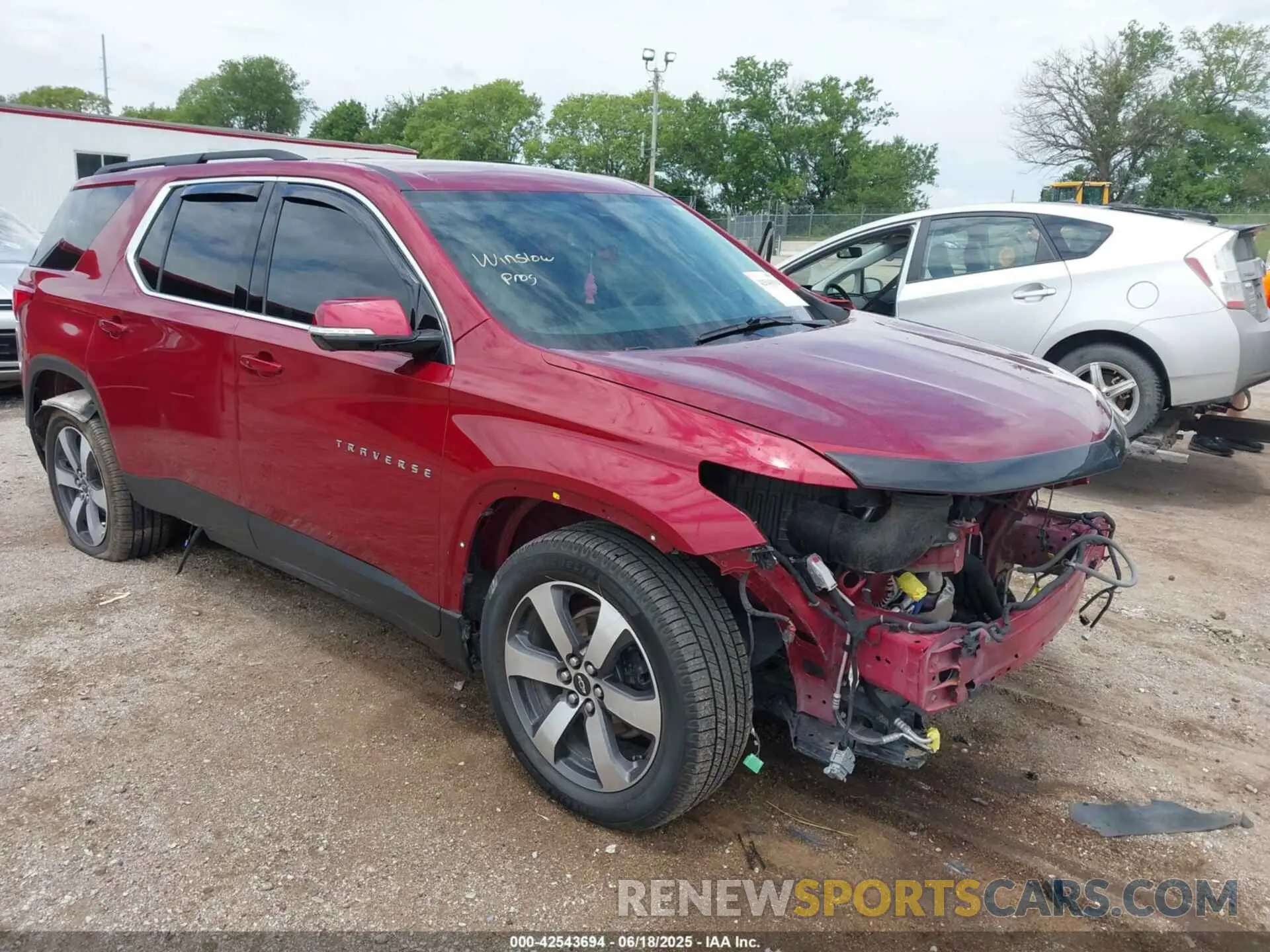 1 Photograph of a damaged car 1GNEVHKW0LJ322859 CHEVROLET TRAVERSE 2020