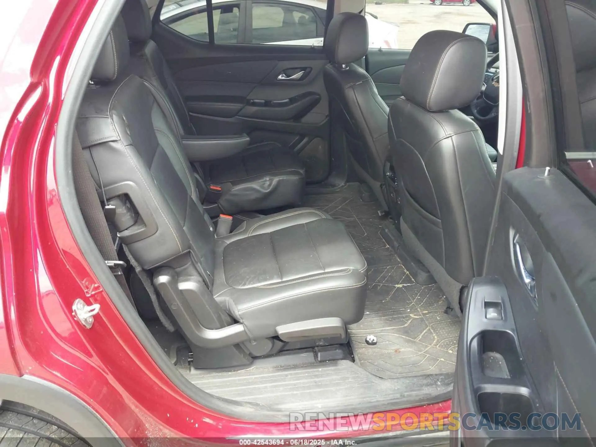 8 Photograph of a damaged car 1GNEVHKW0LJ322859 CHEVROLET TRAVERSE 2020