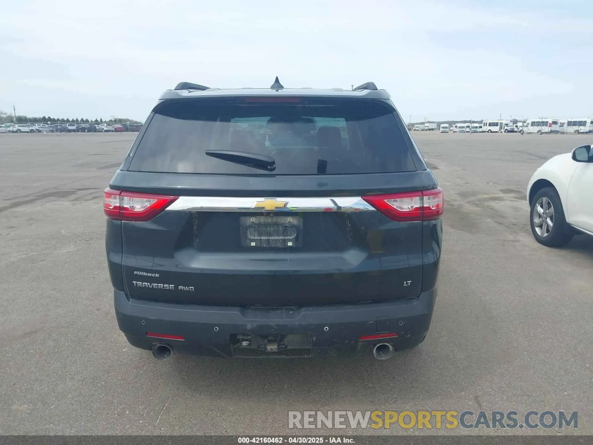 17 Photograph of a damaged car 1GNEVHKW1LJ215299 CHEVROLET TRAVERSE 2020