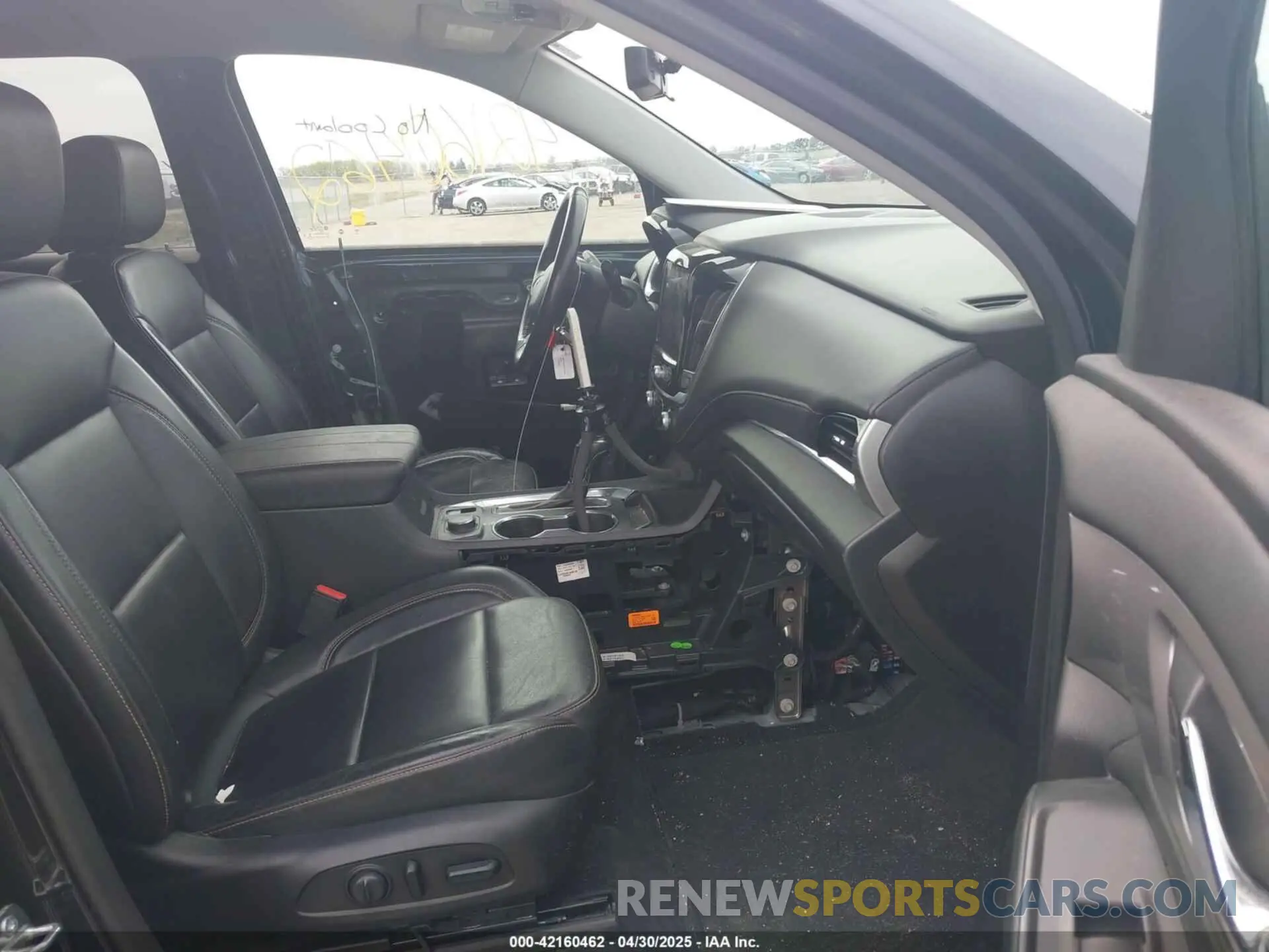 5 Photograph of a damaged car 1GNEVHKW1LJ215299 CHEVROLET TRAVERSE 2020