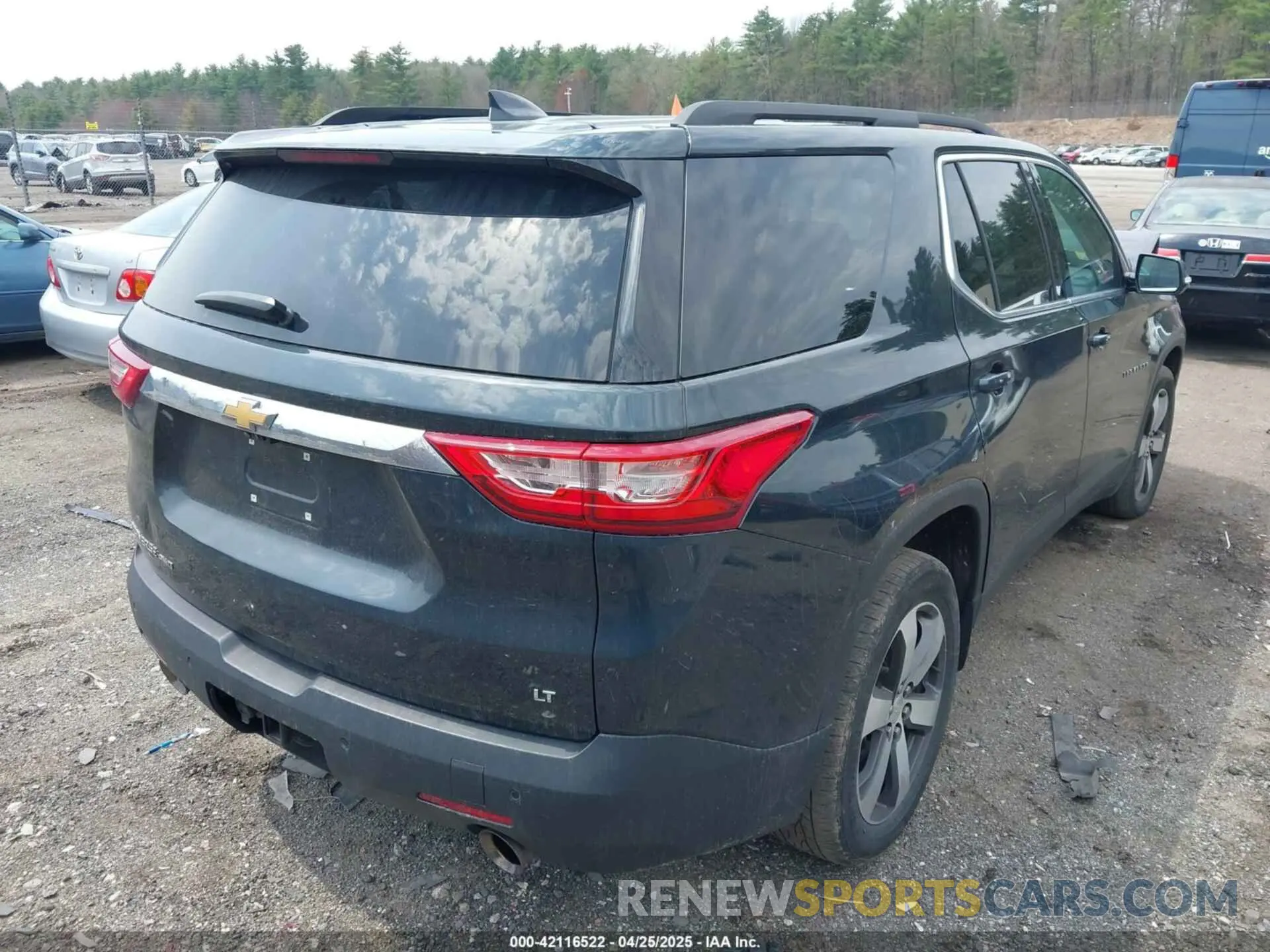 4 Photograph of a damaged car 1GNEVHKW1LJ322532 CHEVROLET TRAVERSE 2020