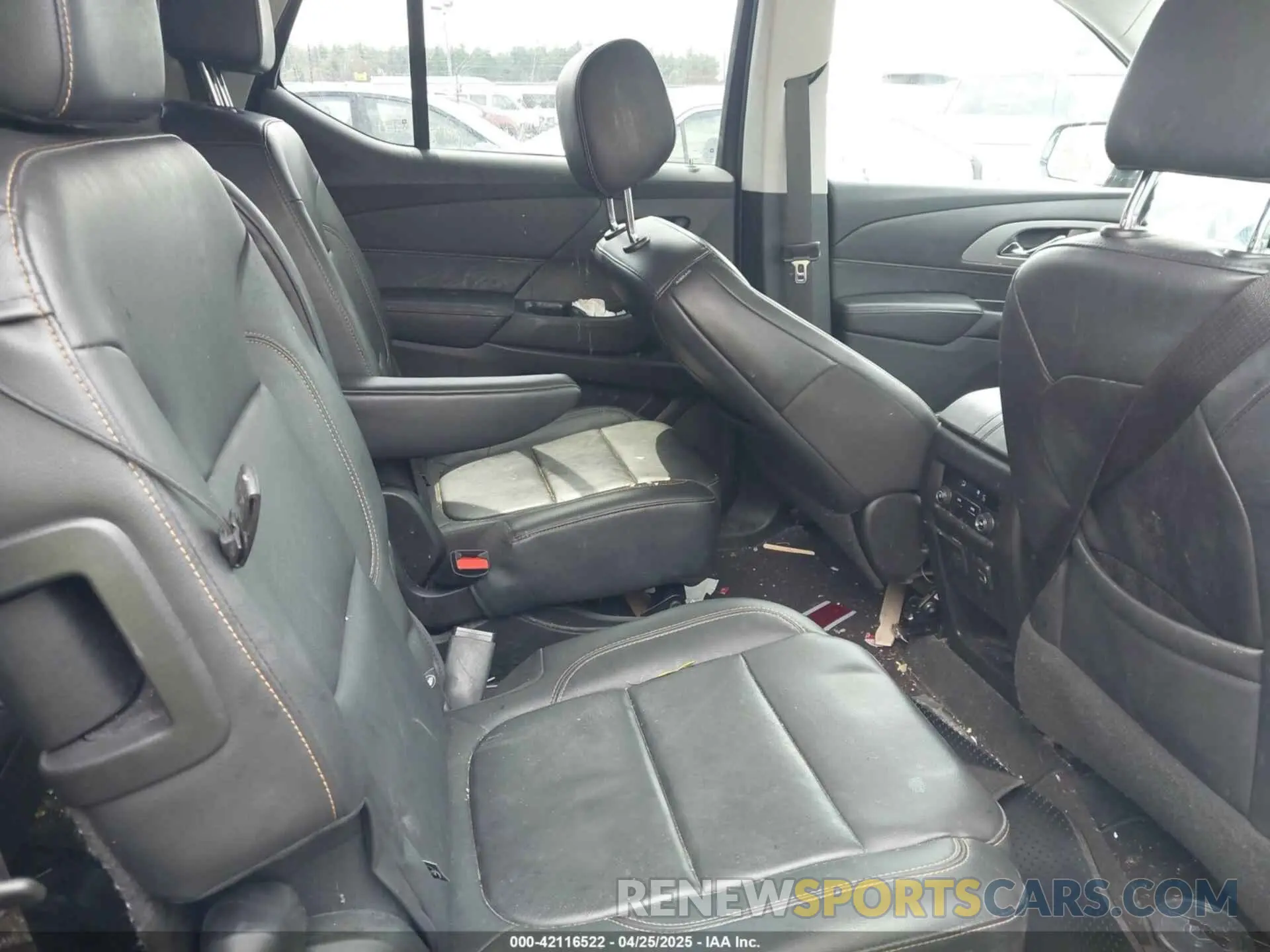 8 Photograph of a damaged car 1GNEVHKW1LJ322532 CHEVROLET TRAVERSE 2020