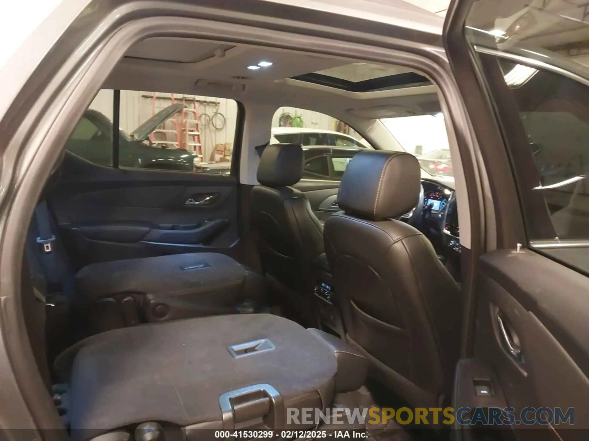 8 Photograph of a damaged car 1GNEVHKW2LJ133629 CHEVROLET TRAVERSE 2020