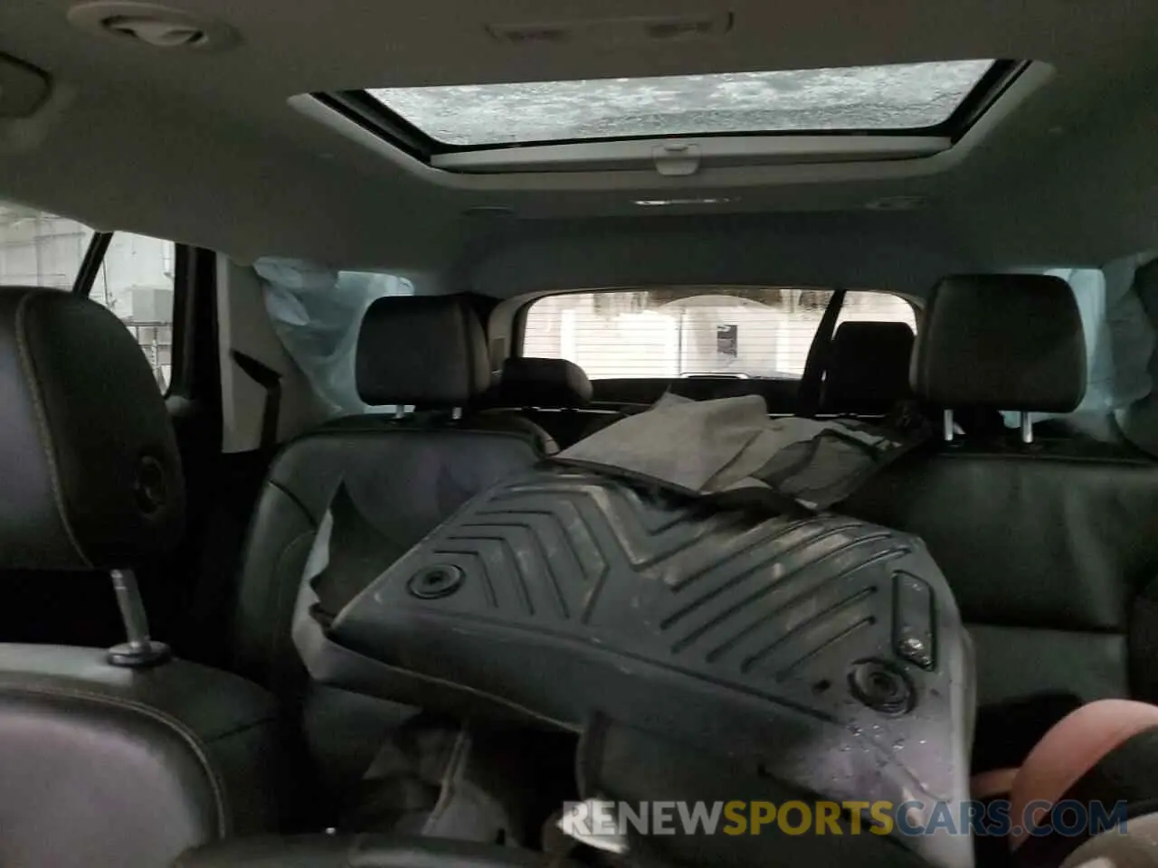 10 Photograph of a damaged car 1GNEVHKW2LJ180241 CHEVROLET TRAVERSE 2020