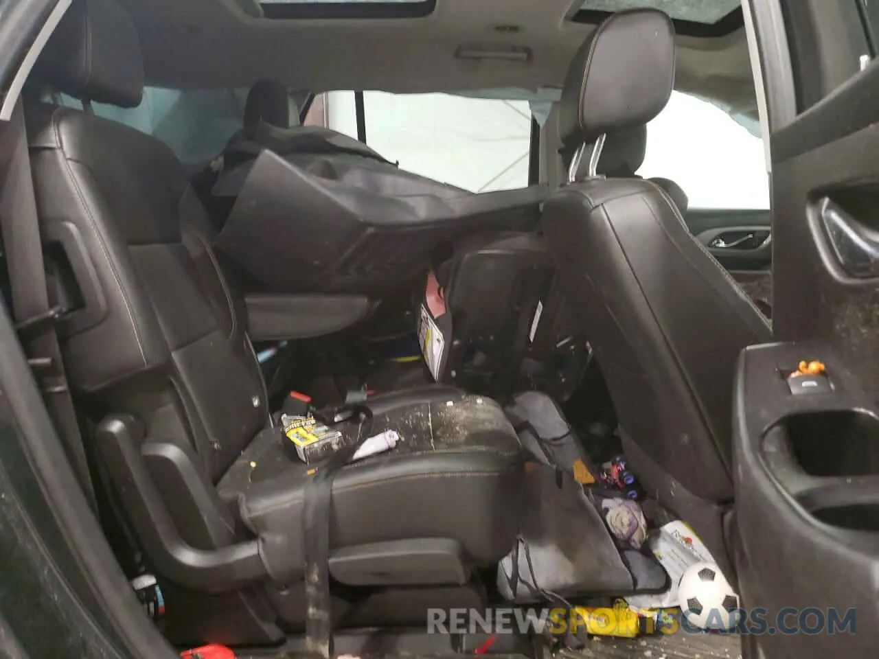12 Photograph of a damaged car 1GNEVHKW2LJ180241 CHEVROLET TRAVERSE 2020