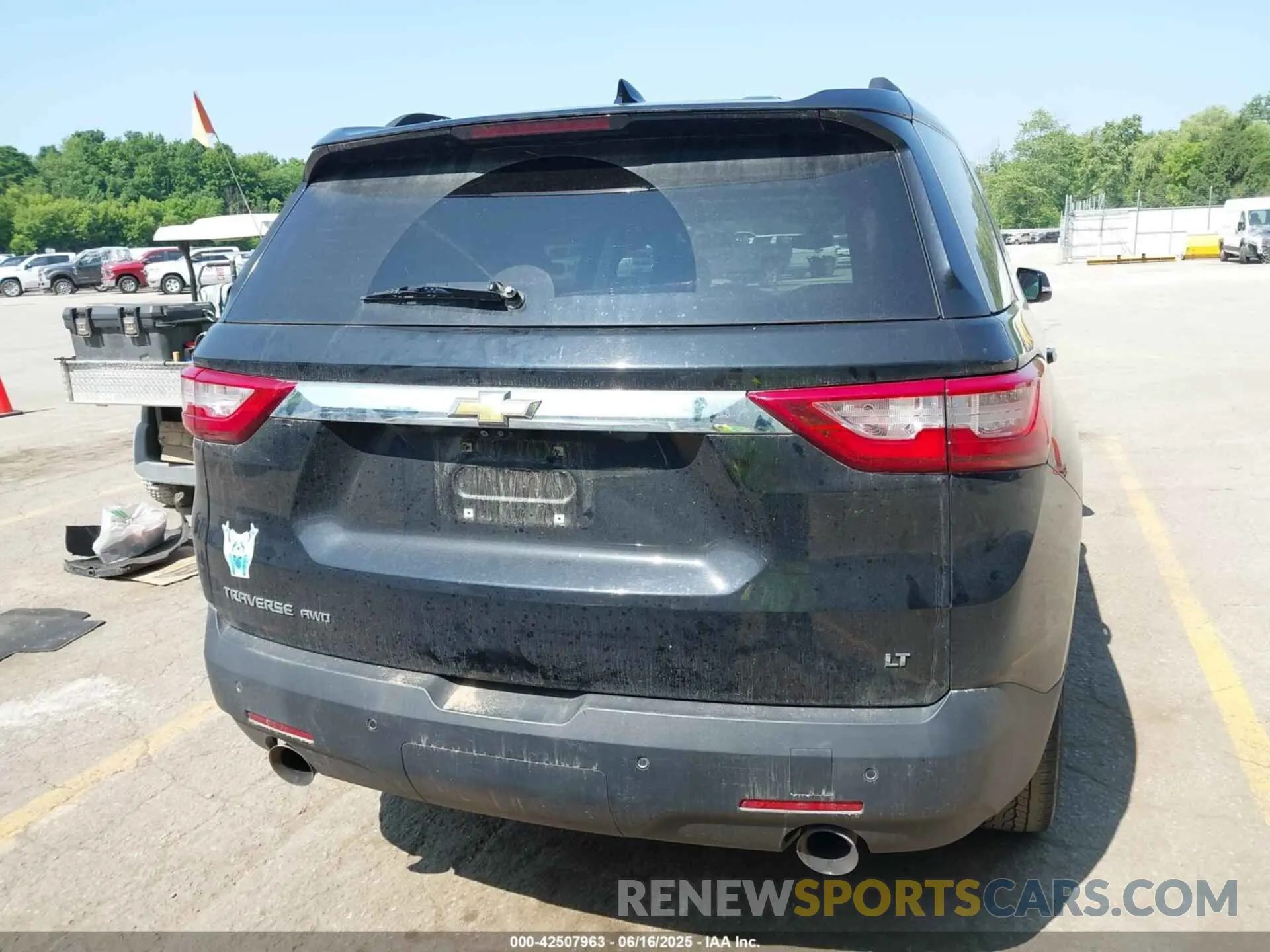 16 Photograph of a damaged car 1GNEVHKW3LJ164808 CHEVROLET TRAVERSE 2020