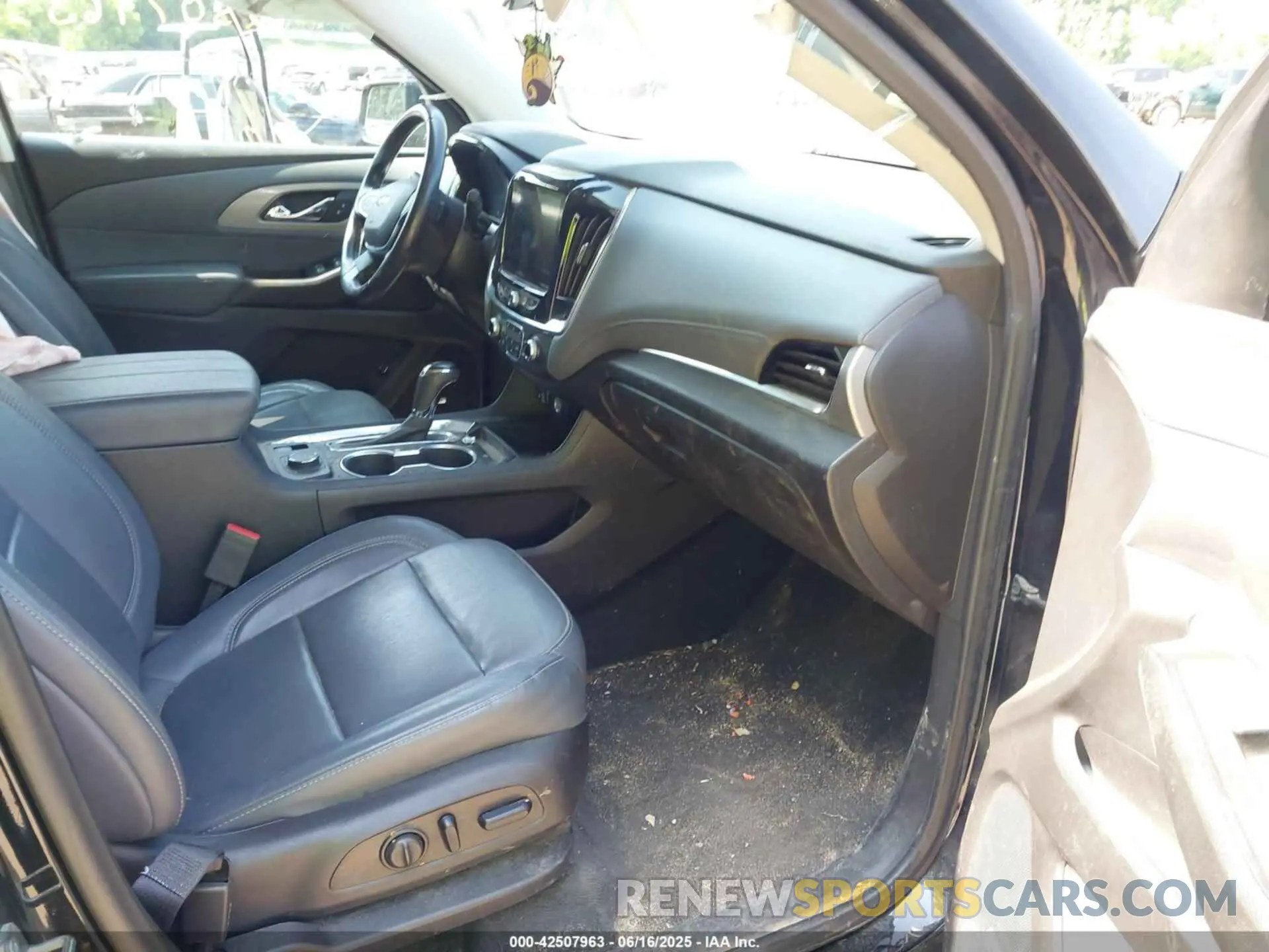 5 Photograph of a damaged car 1GNEVHKW3LJ164808 CHEVROLET TRAVERSE 2020