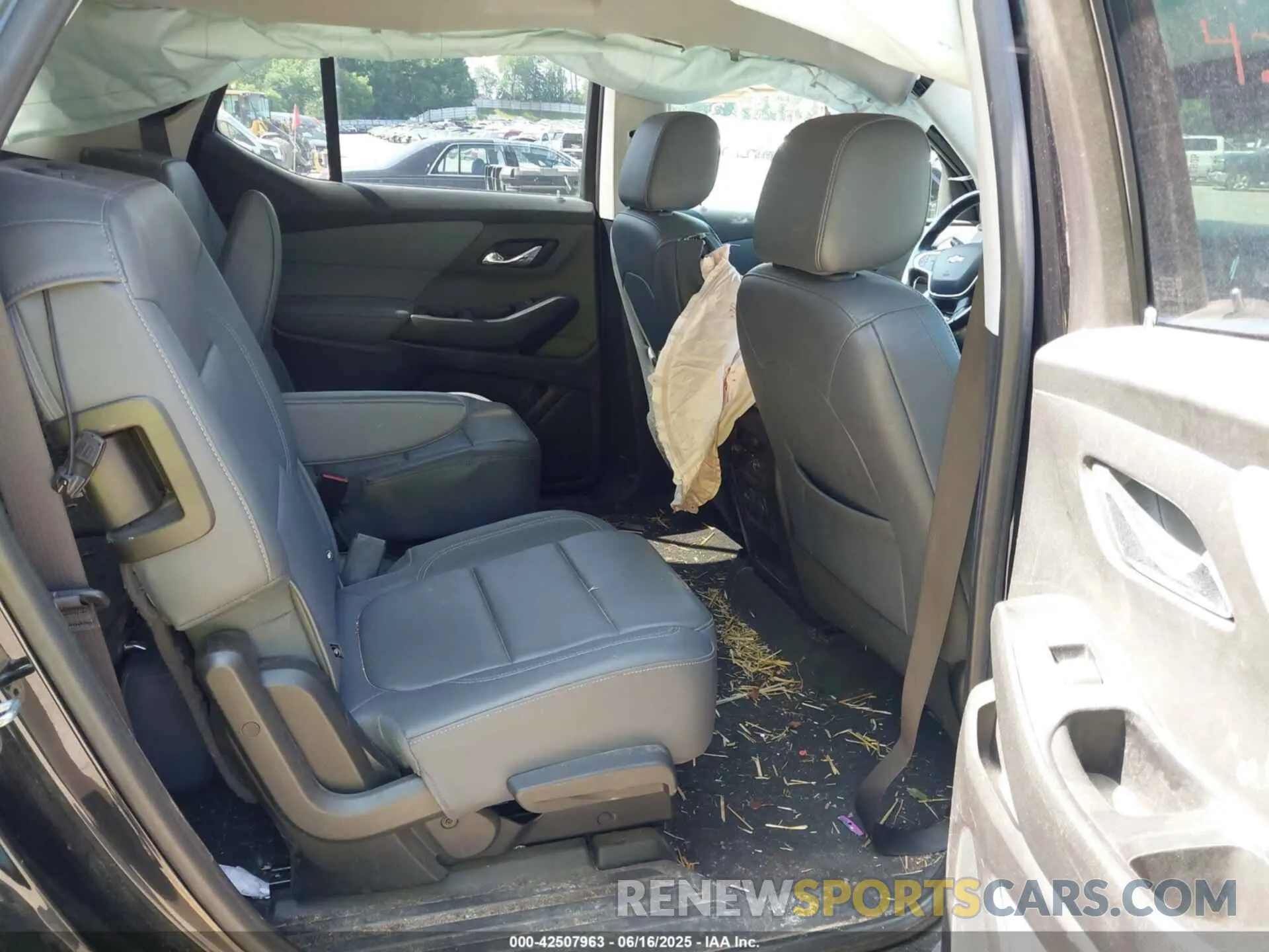 8 Photograph of a damaged car 1GNEVHKW3LJ164808 CHEVROLET TRAVERSE 2020