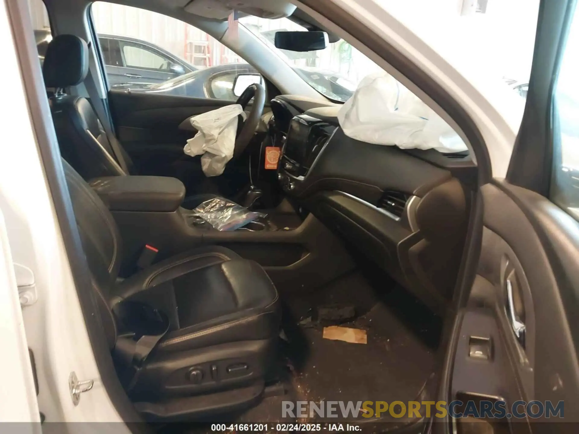 5 Photograph of a damaged car 1GNEVHKW4LJ101782 CHEVROLET TRAVERSE 2020