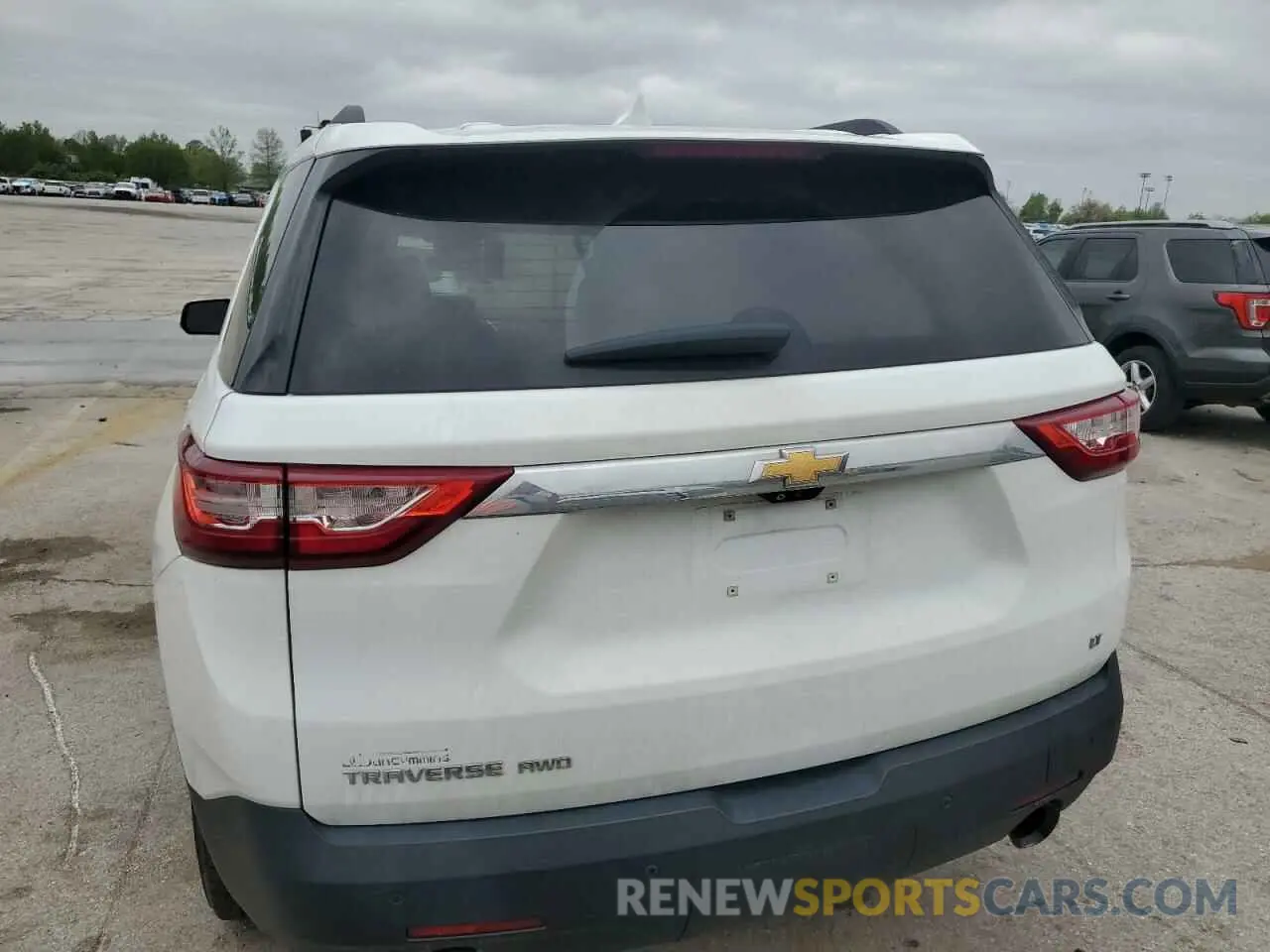 6 Photograph of a damaged car 1GNEVHKW4LJ107436 CHEVROLET TRAVERSE 2020