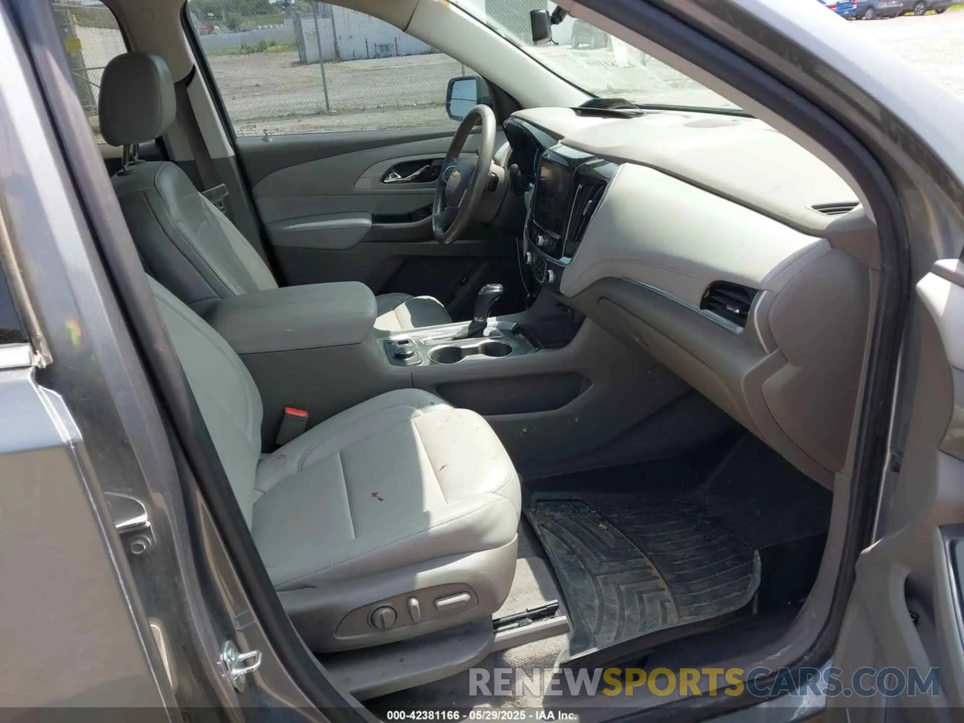 5 Photograph of a damaged car 1GNEVHKW4LJ144745 CHEVROLET TRAVERSE 2020
