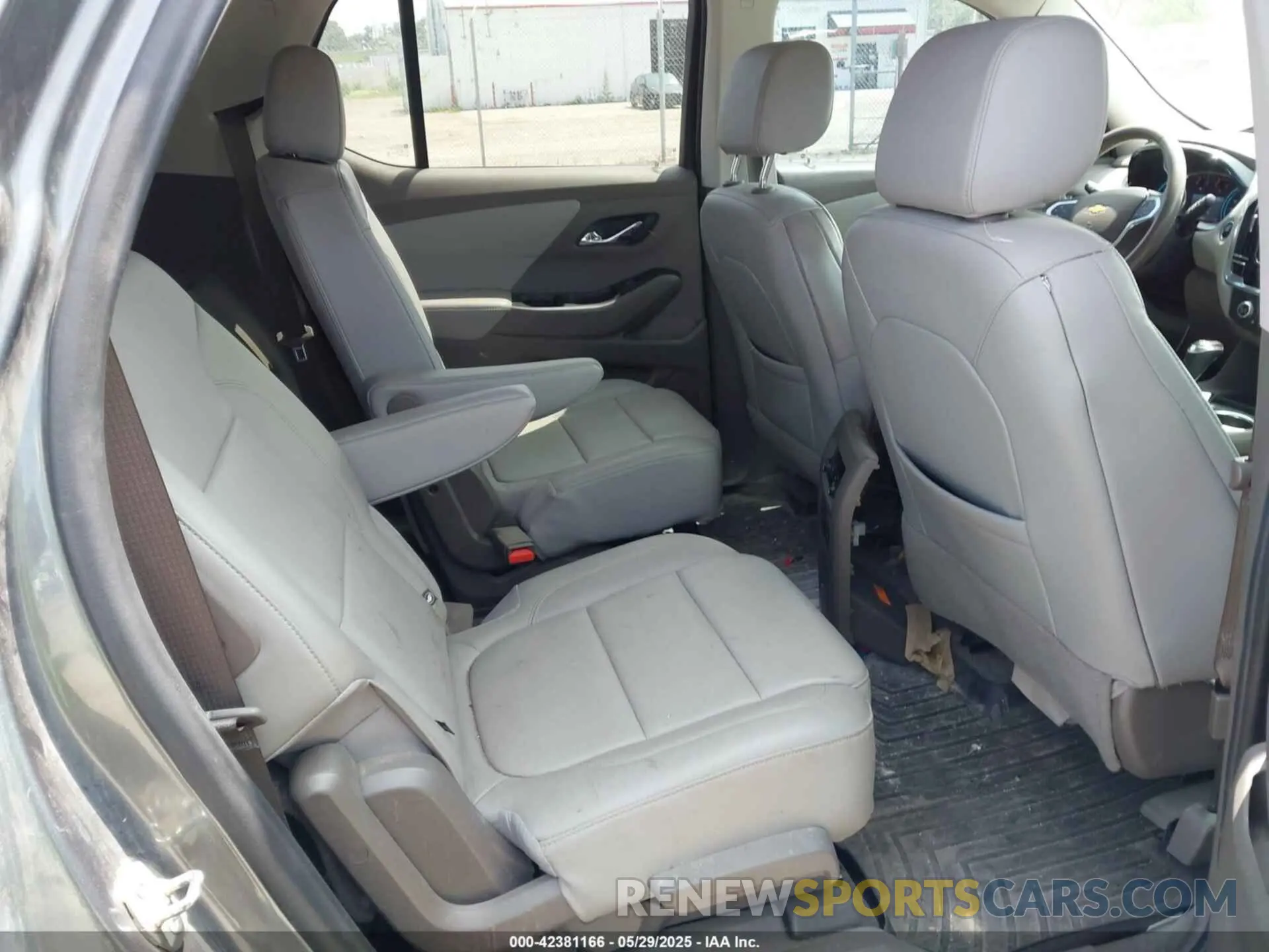 8 Photograph of a damaged car 1GNEVHKW4LJ144745 CHEVROLET TRAVERSE 2020