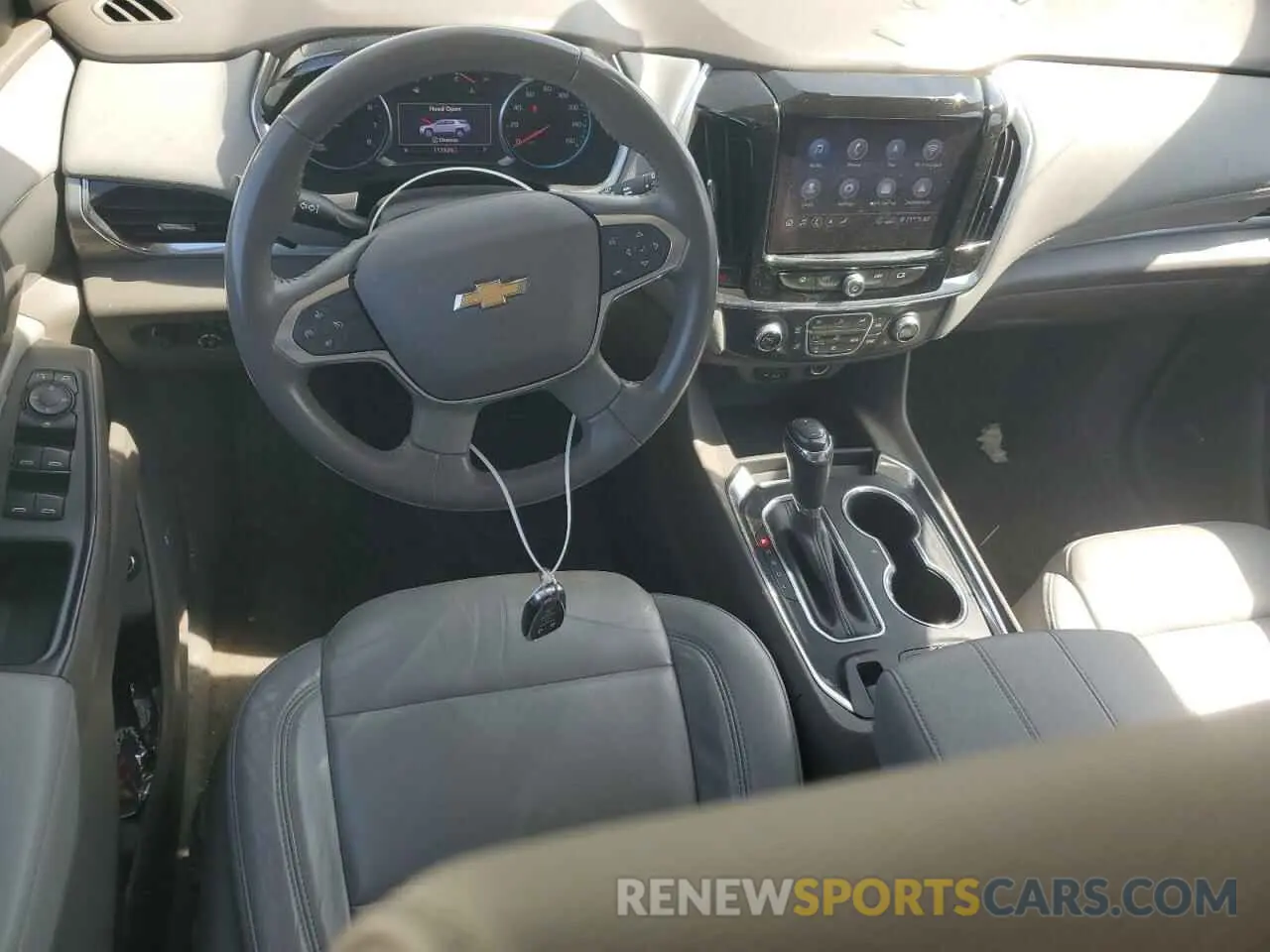 8 Photograph of a damaged car 1GNEVHKW4LJ179897 CHEVROLET TRAVERSE 2020
