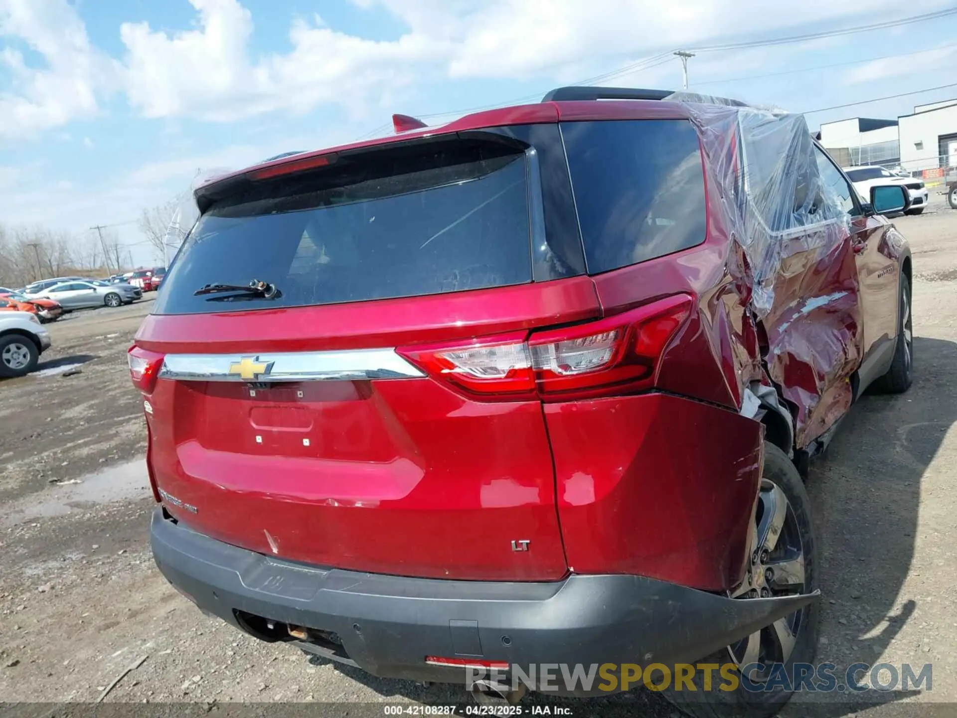 4 Photograph of a damaged car 1GNEVHKW5LJ212048 CHEVROLET TRAVERSE 2020