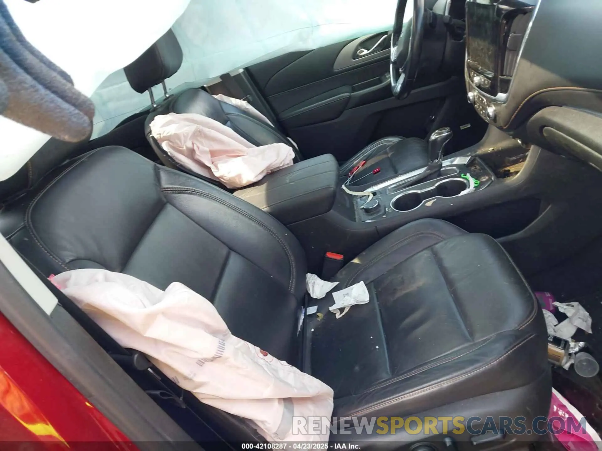 5 Photograph of a damaged car 1GNEVHKW5LJ212048 CHEVROLET TRAVERSE 2020