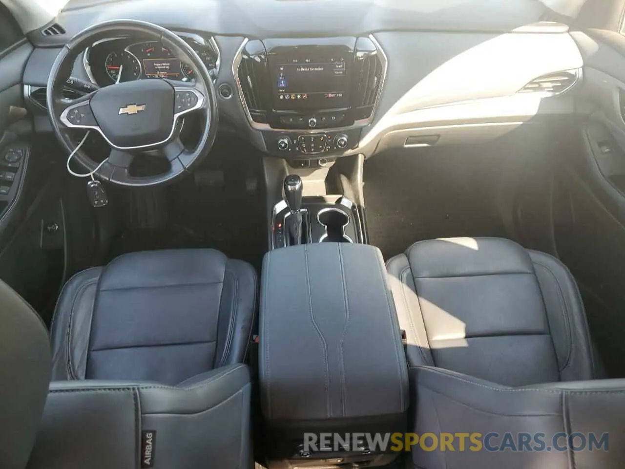 8 Photograph of a damaged car 1GNEVHKW5LJ326146 CHEVROLET TRAVERSE 2020