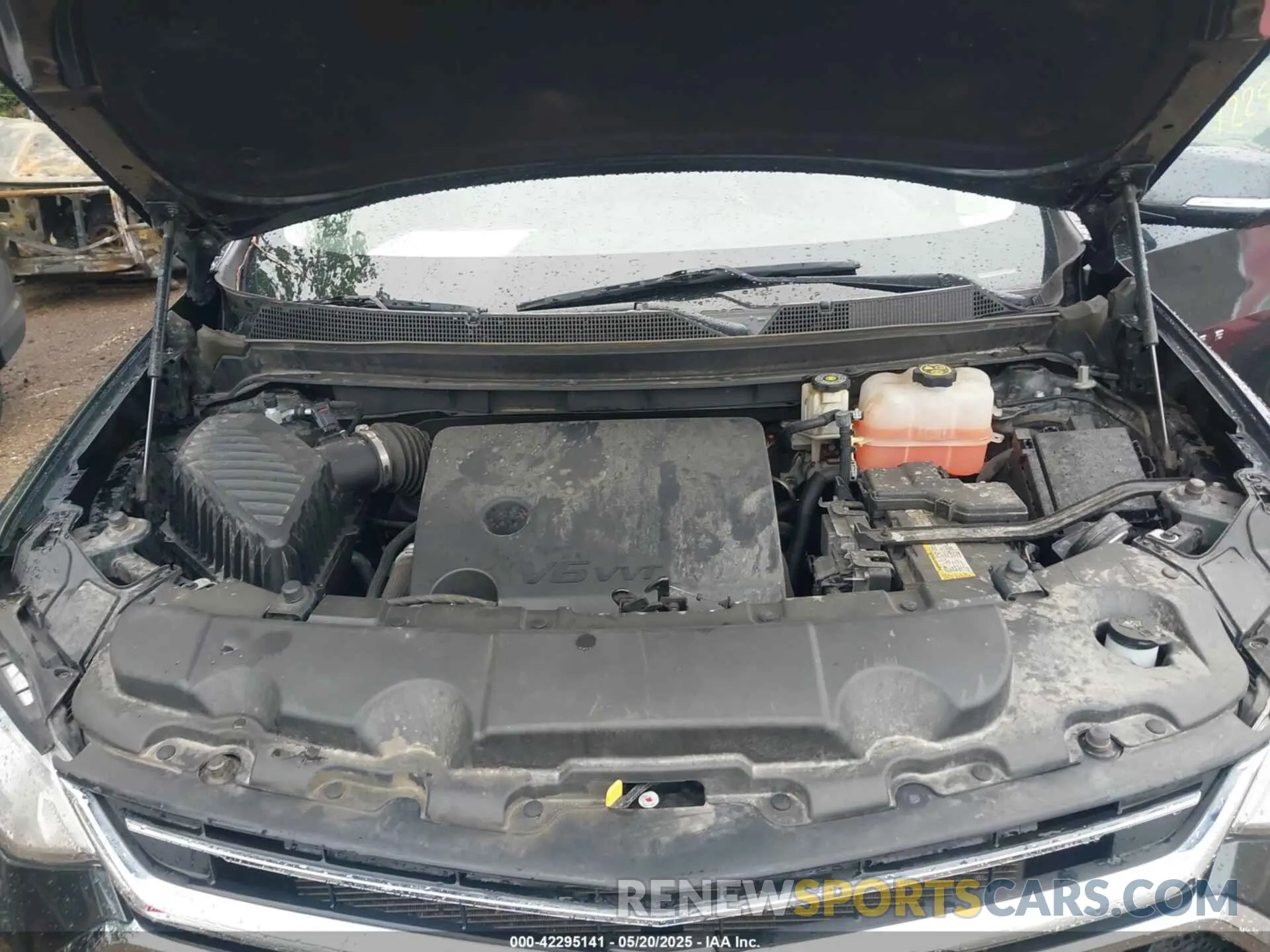10 Photograph of a damaged car 1GNEVHKW6LJ215301 CHEVROLET TRAVERSE 2020