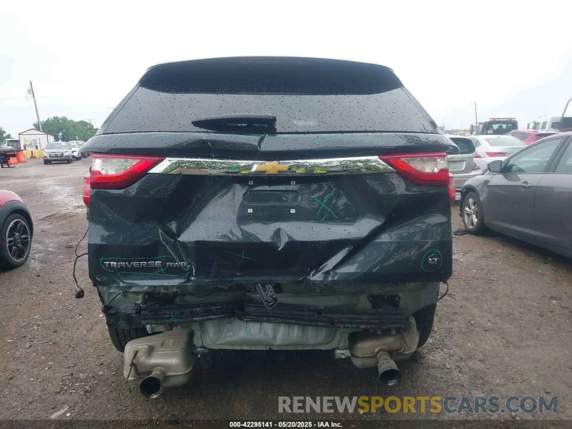17 Photograph of a damaged car 1GNEVHKW6LJ215301 CHEVROLET TRAVERSE 2020