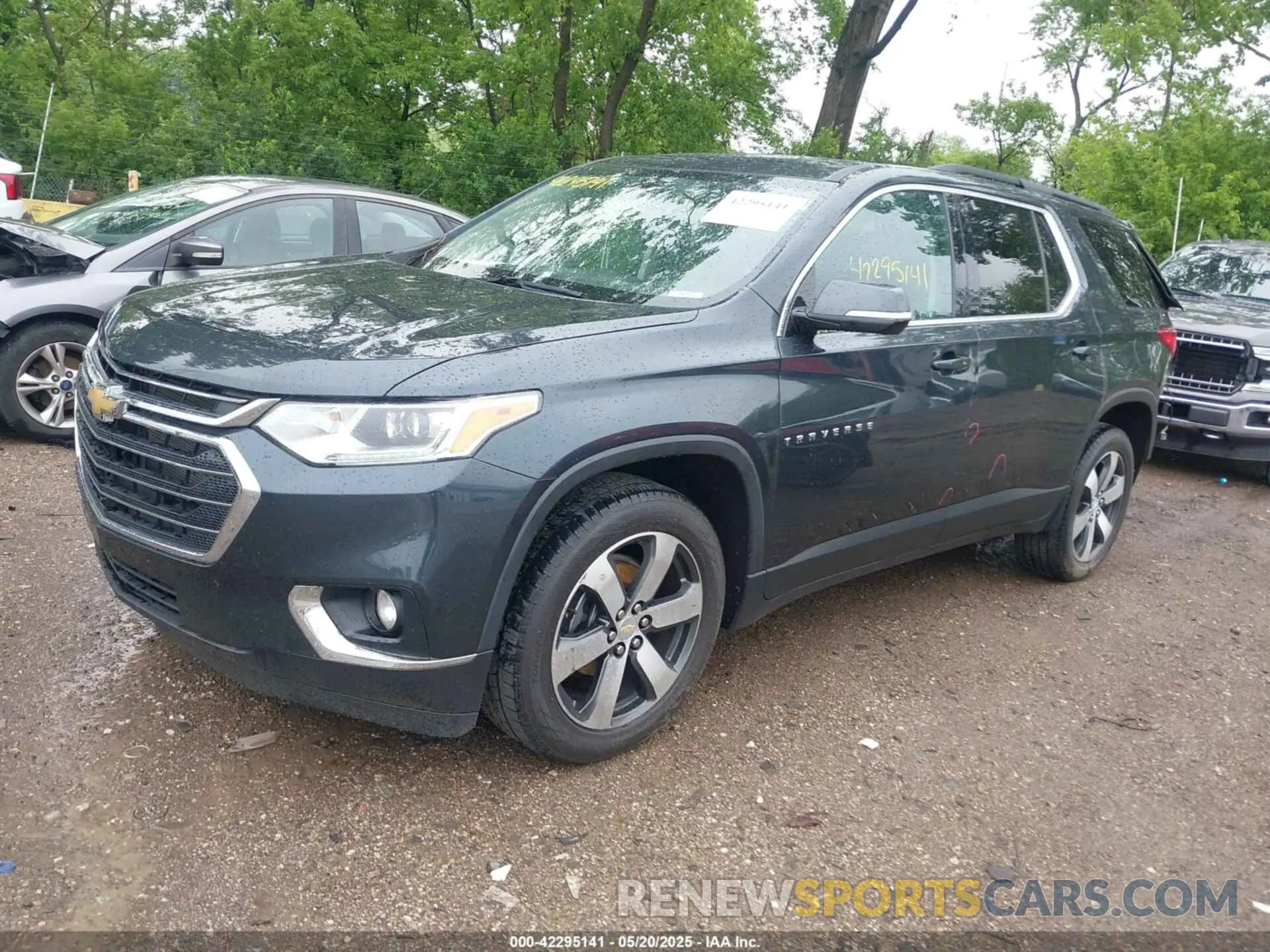 2 Photograph of a damaged car 1GNEVHKW6LJ215301 CHEVROLET TRAVERSE 2020