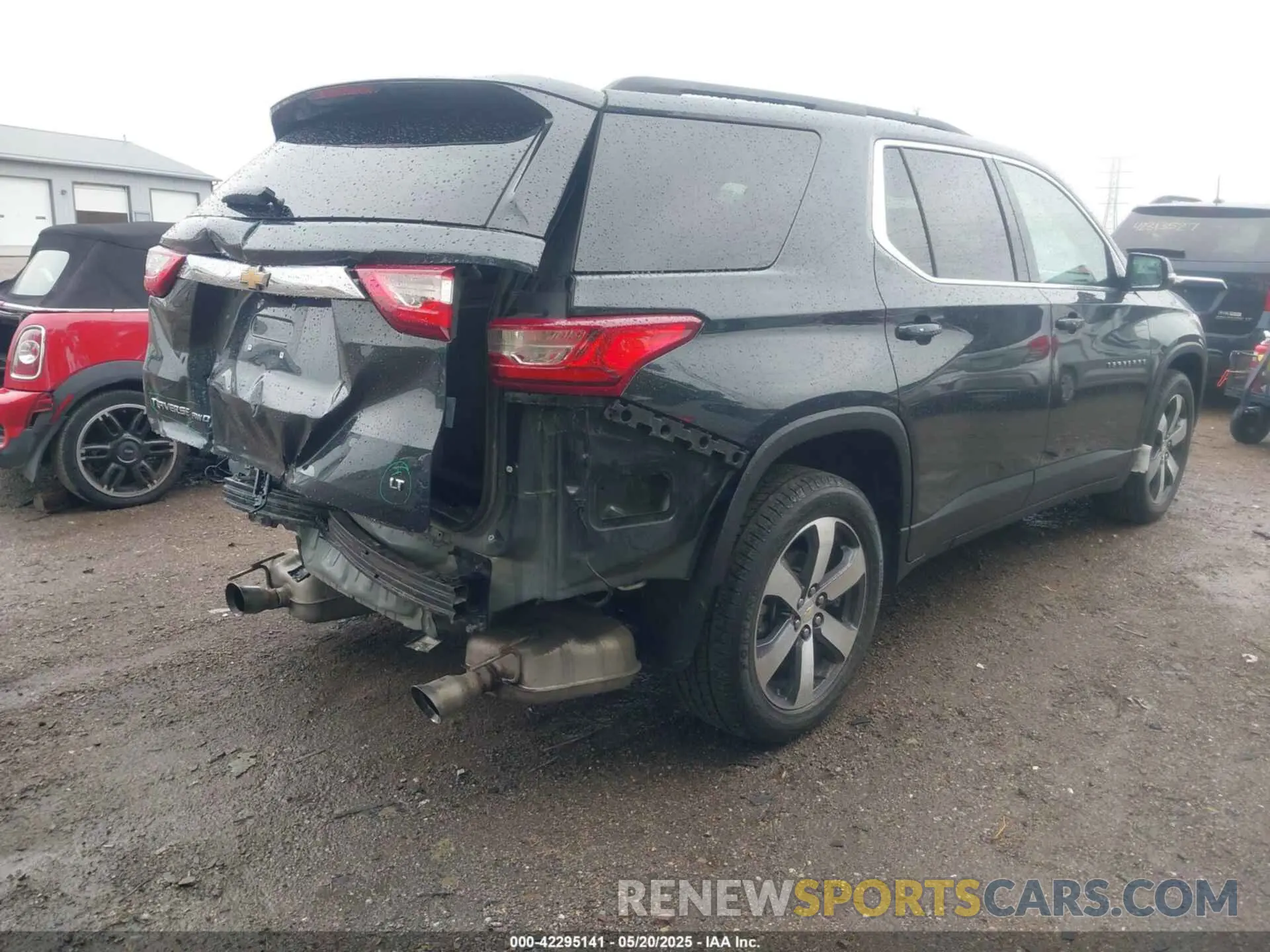 4 Photograph of a damaged car 1GNEVHKW6LJ215301 CHEVROLET TRAVERSE 2020