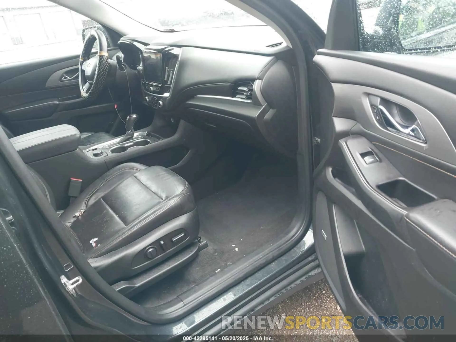 5 Photograph of a damaged car 1GNEVHKW6LJ215301 CHEVROLET TRAVERSE 2020