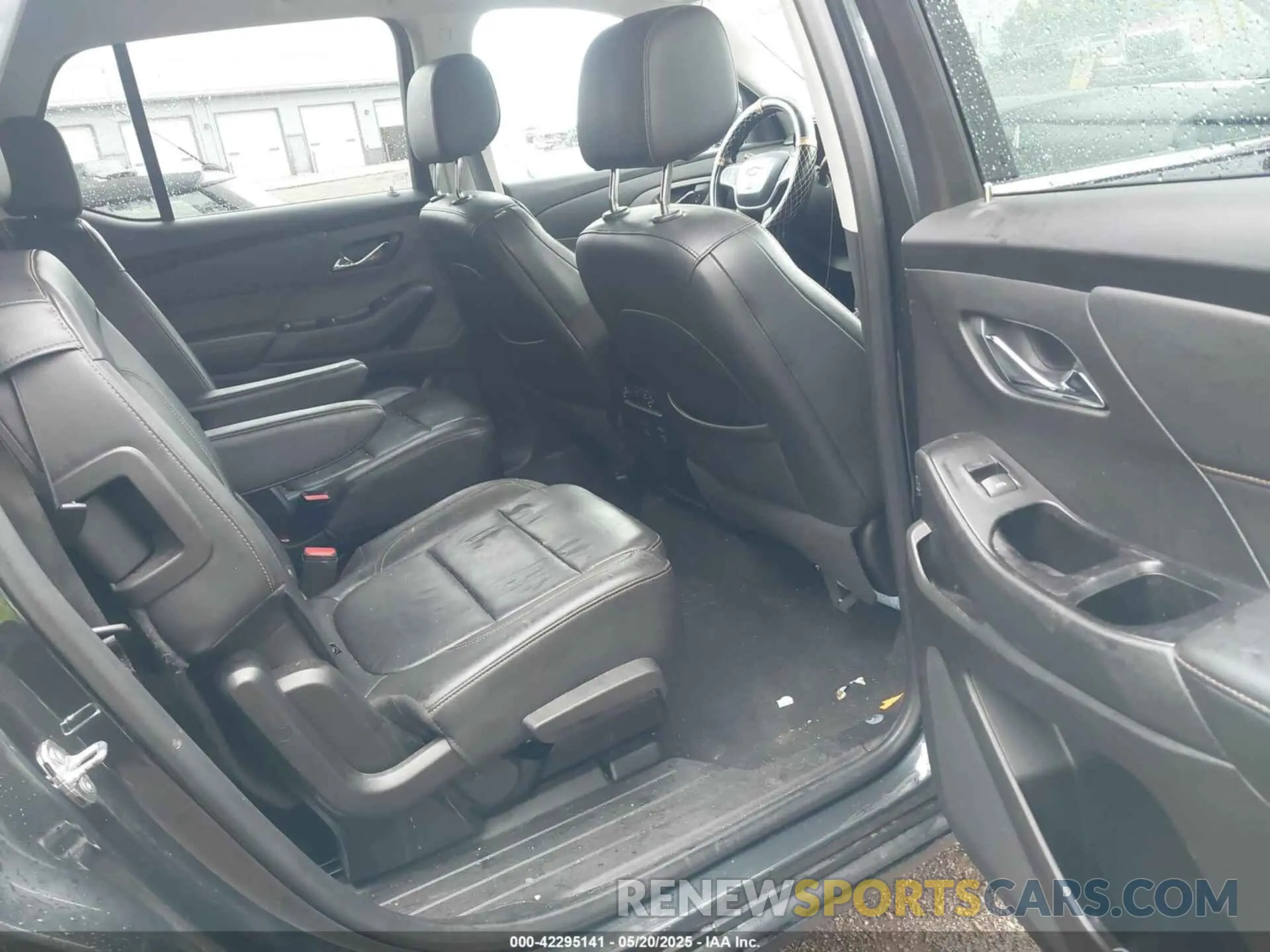 8 Photograph of a damaged car 1GNEVHKW6LJ215301 CHEVROLET TRAVERSE 2020