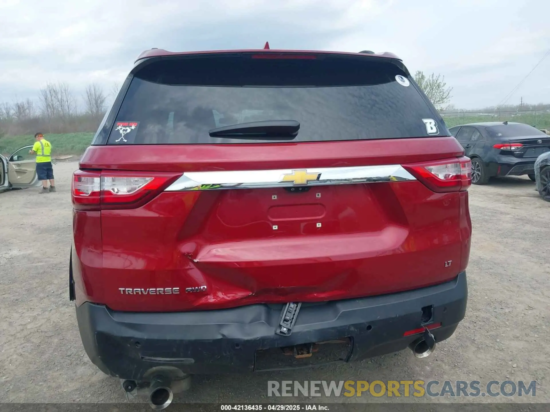17 Photograph of a damaged car 1GNEVHKW6LJ236648 CHEVROLET TRAVERSE 2020