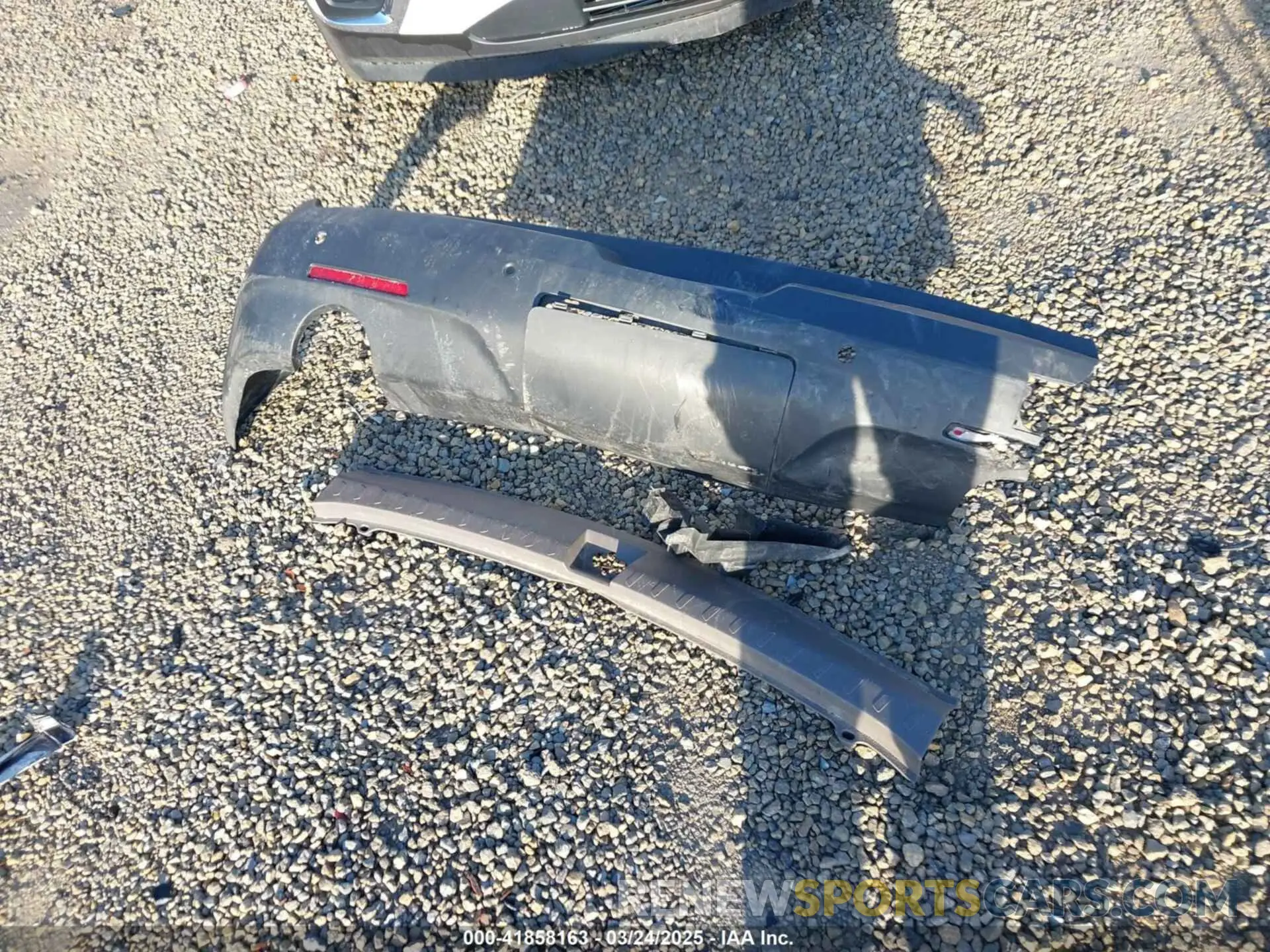 12 Photograph of a damaged car 1GNEVHKW6LJ241798 CHEVROLET TRAVERSE 2020