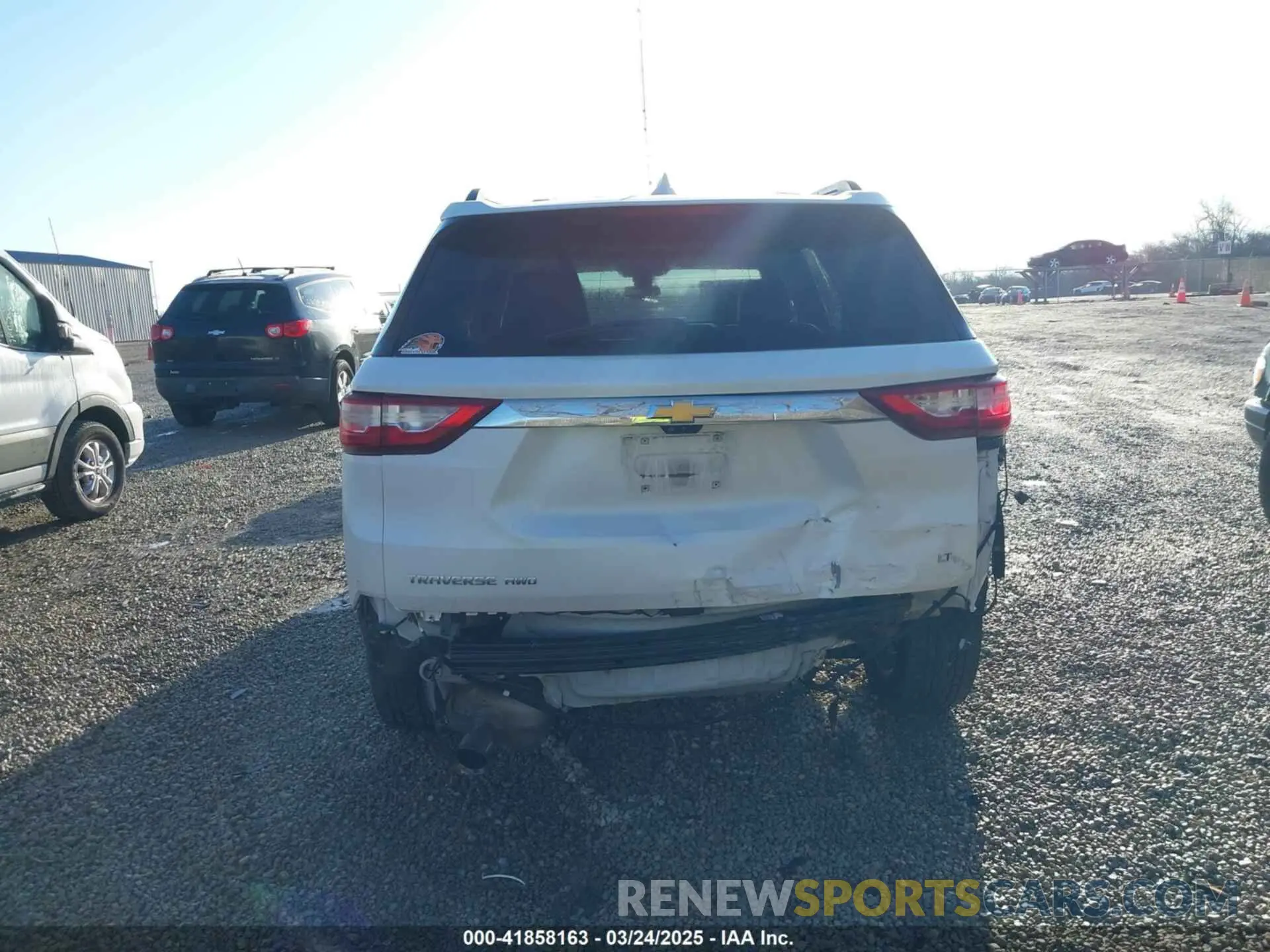 17 Photograph of a damaged car 1GNEVHKW6LJ241798 CHEVROLET TRAVERSE 2020