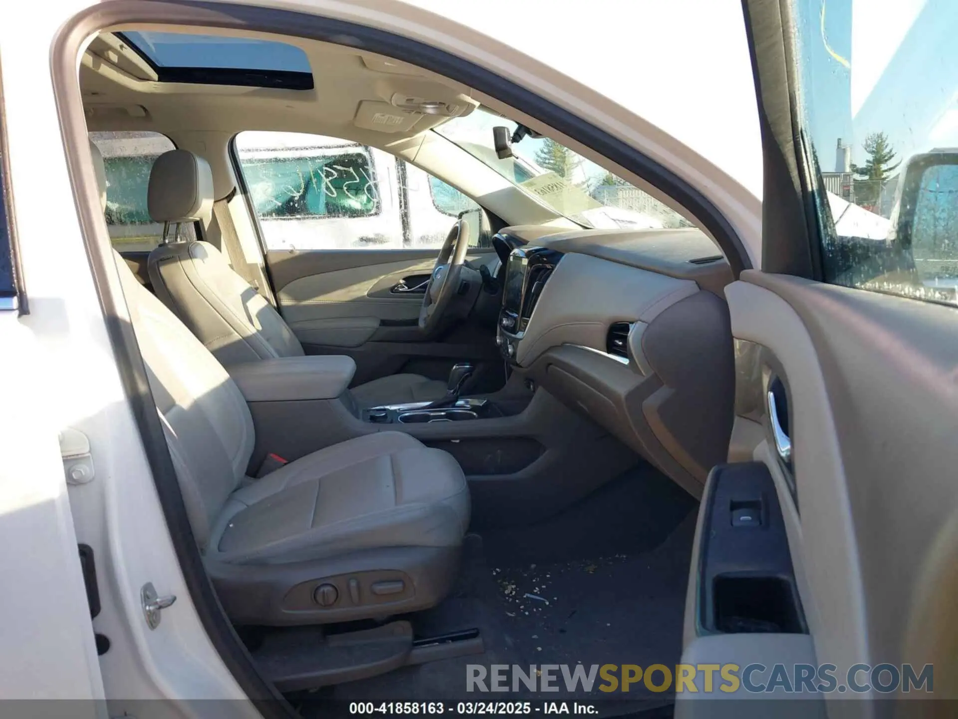 5 Photograph of a damaged car 1GNEVHKW6LJ241798 CHEVROLET TRAVERSE 2020