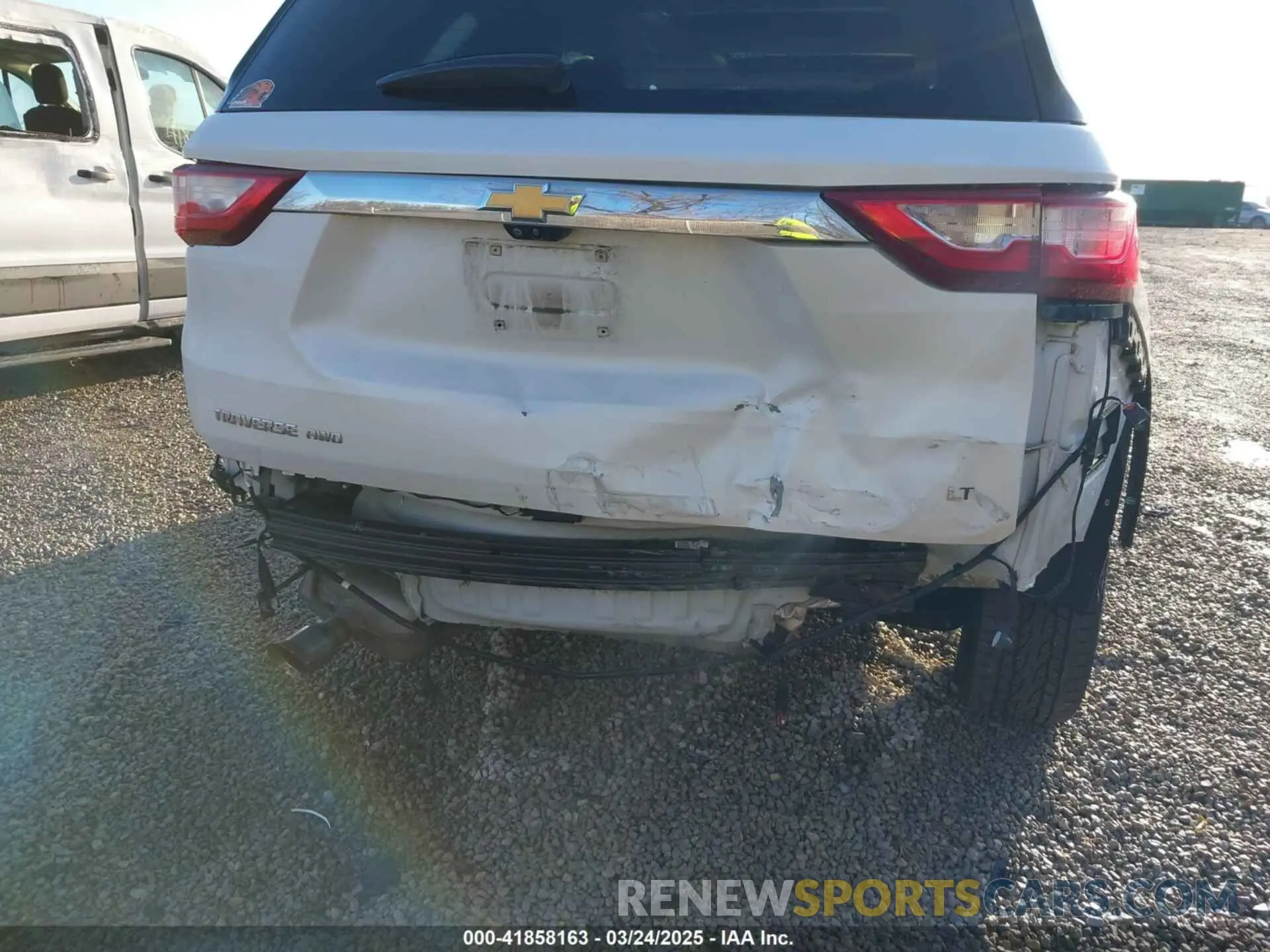 6 Photograph of a damaged car 1GNEVHKW6LJ241798 CHEVROLET TRAVERSE 2020