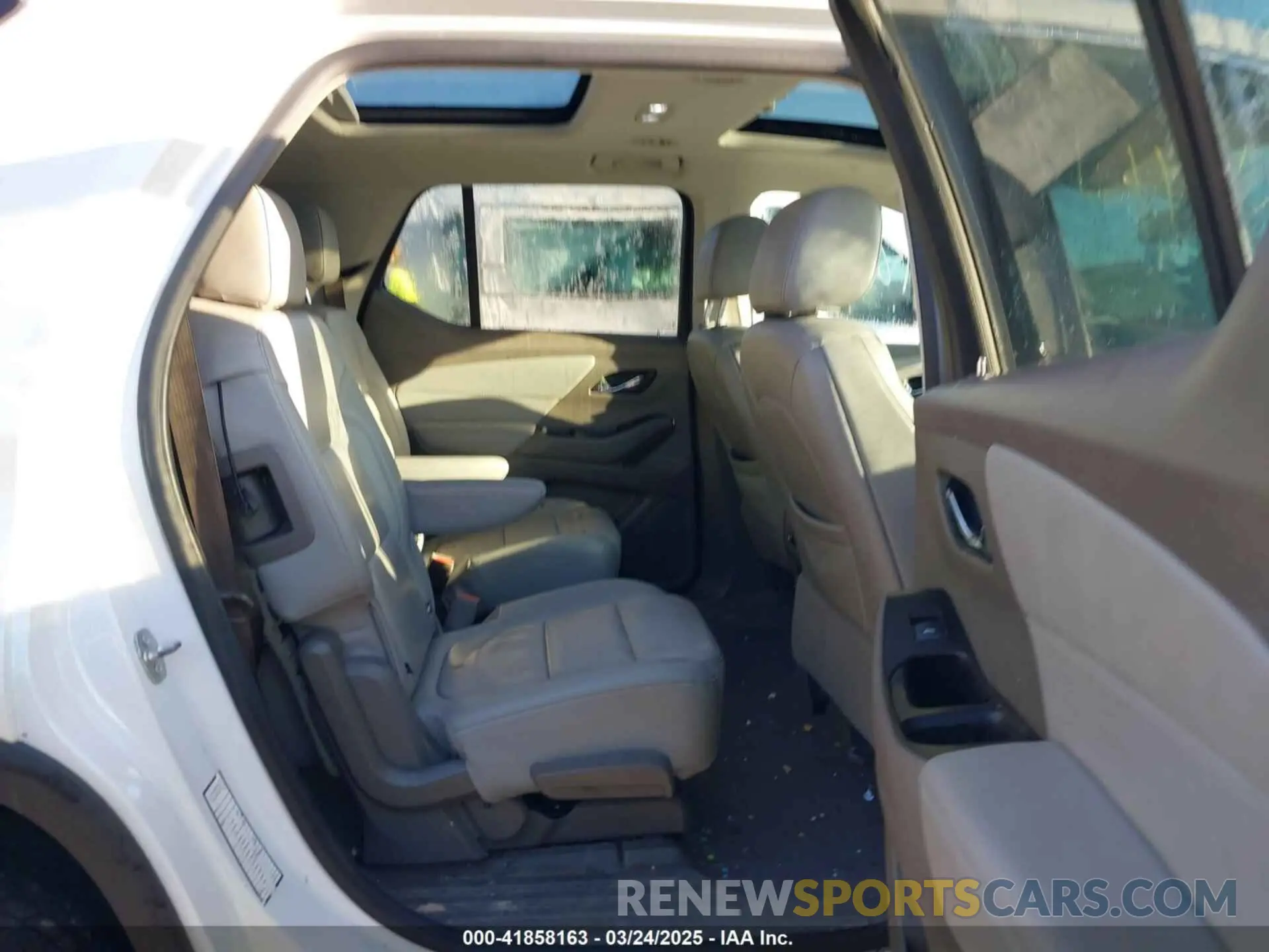 8 Photograph of a damaged car 1GNEVHKW6LJ241798 CHEVROLET TRAVERSE 2020