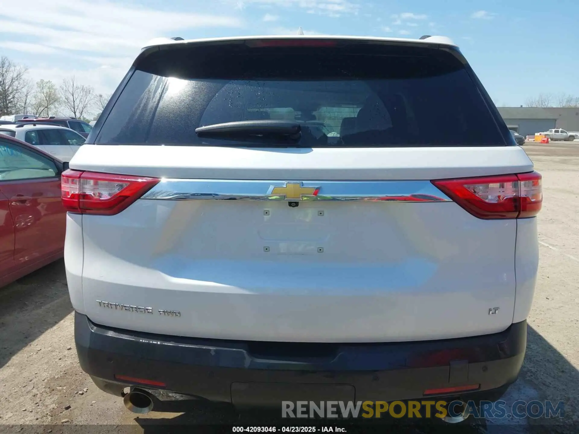 16 Photograph of a damaged car 1GNEVHKW6LJ321571 CHEVROLET TRAVERSE 2020