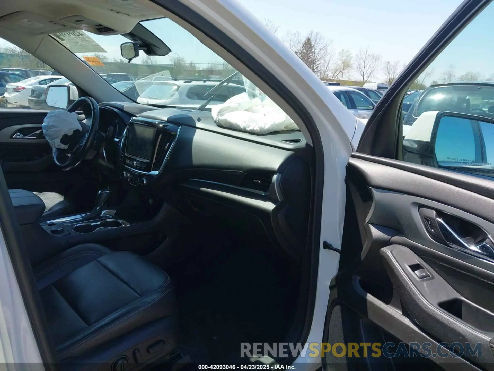 5 Photograph of a damaged car 1GNEVHKW6LJ321571 CHEVROLET TRAVERSE 2020