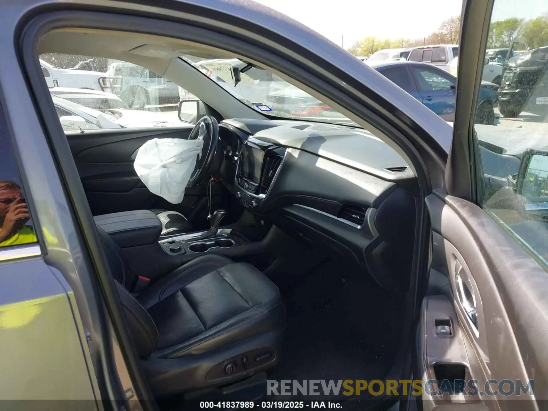 5 Photograph of a damaged car 1GNEVHKW7LJ145467 CHEVROLET TRAVERSE 2020