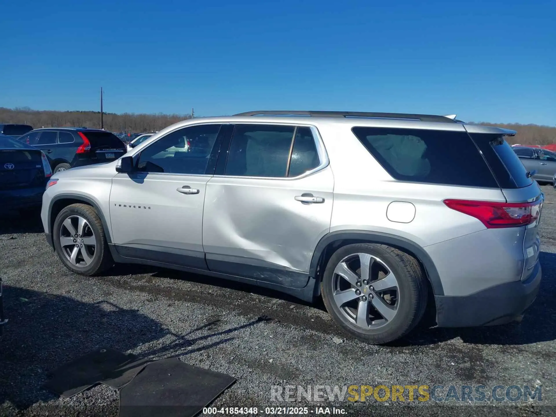 14 Photograph of a damaged car 1GNEVHKW8LJ108105 CHEVROLET TRAVERSE 2020