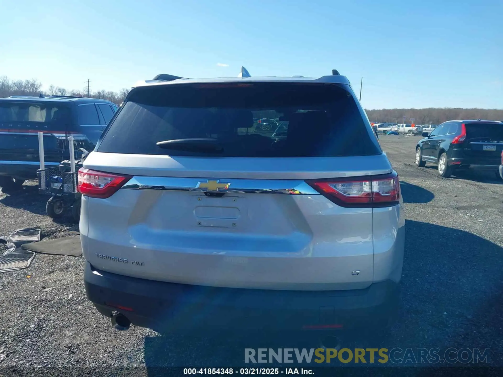 16 Photograph of a damaged car 1GNEVHKW8LJ108105 CHEVROLET TRAVERSE 2020