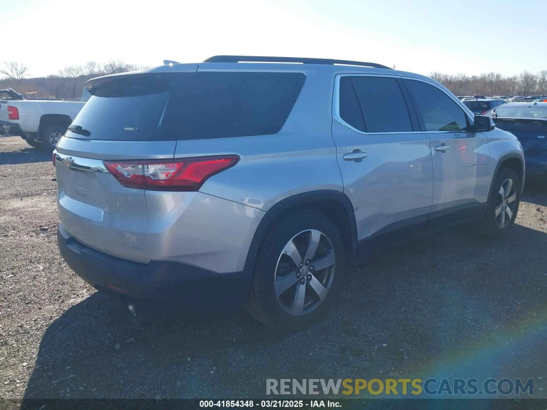 4 Photograph of a damaged car 1GNEVHKW8LJ108105 CHEVROLET TRAVERSE 2020