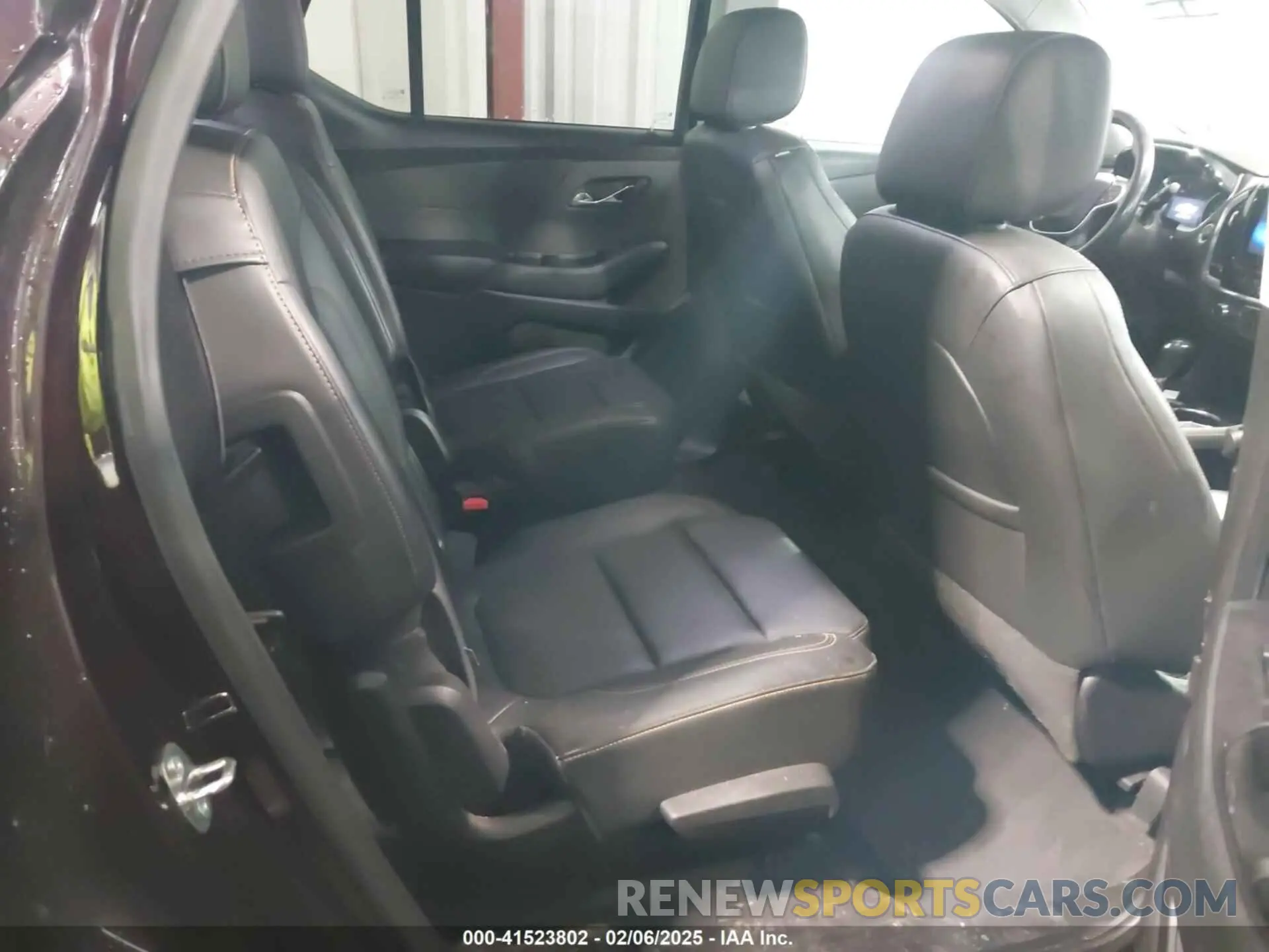 8 Photograph of a damaged car 1GNEVHKW8LJ127009 CHEVROLET TRAVERSE 2020